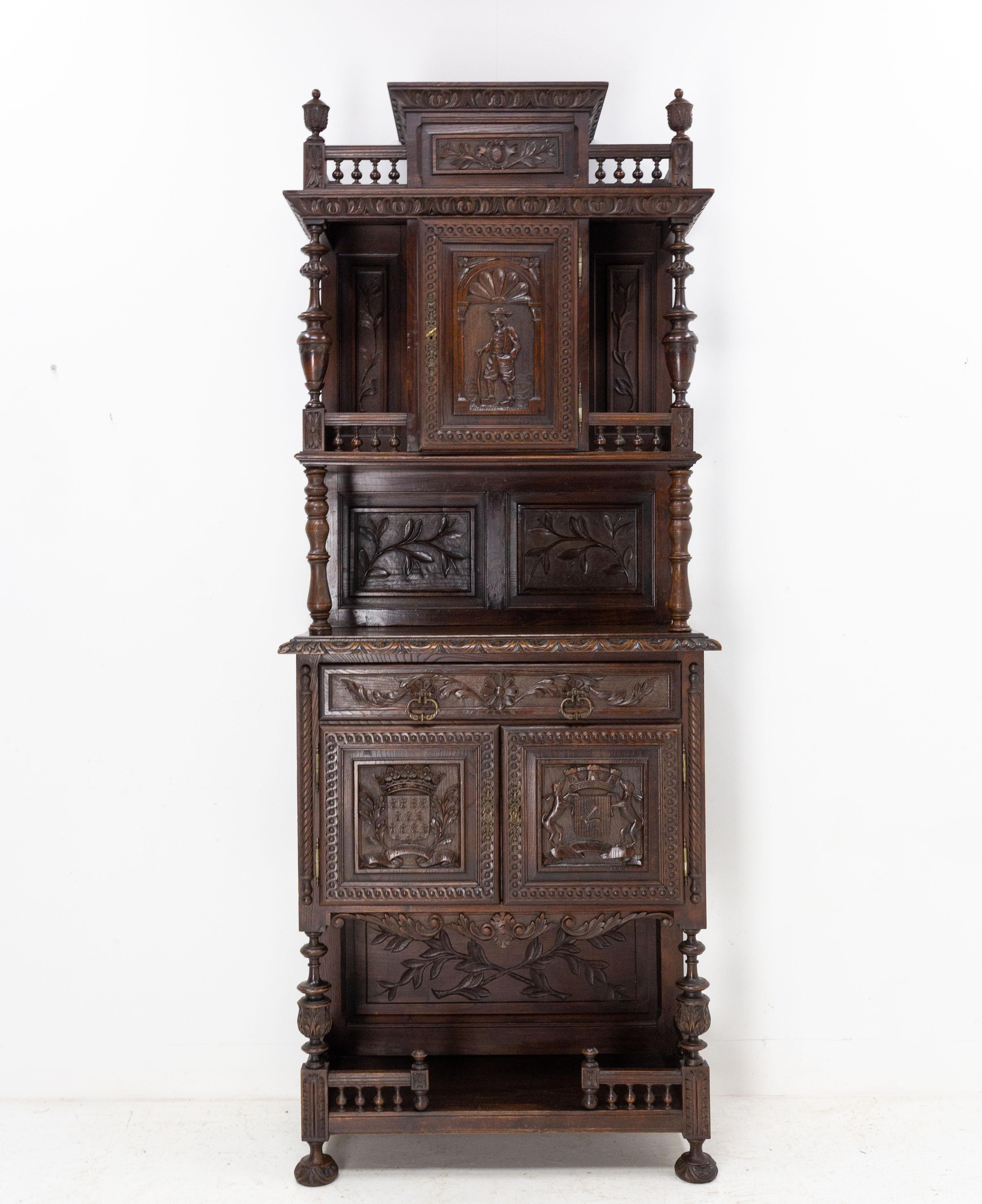 Buffet dressoir French cabinet, circa 1880.
From the area of French Britanny.
Three carved doors representing a man in the traditional dress of Britanny and two blazons.
One drawer.
Florals and vegetal motifs on the front and on the sides of the