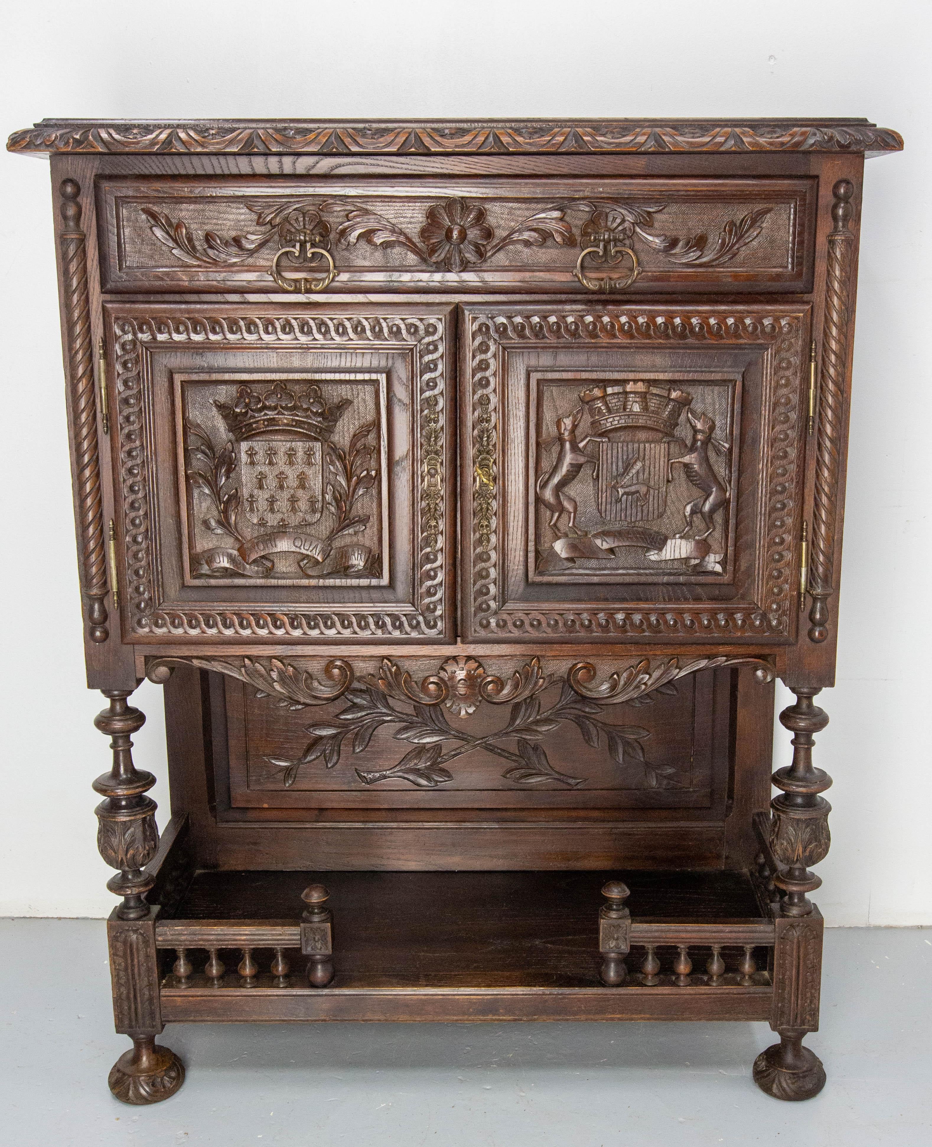 Buffet dressoir French cabinet, circa 1880.
From the area of French Britanny.
Two carved doors representing the blazon of Britanny blazon.
On the left the officiel blazon of Britanny with the currency of Britanny 
