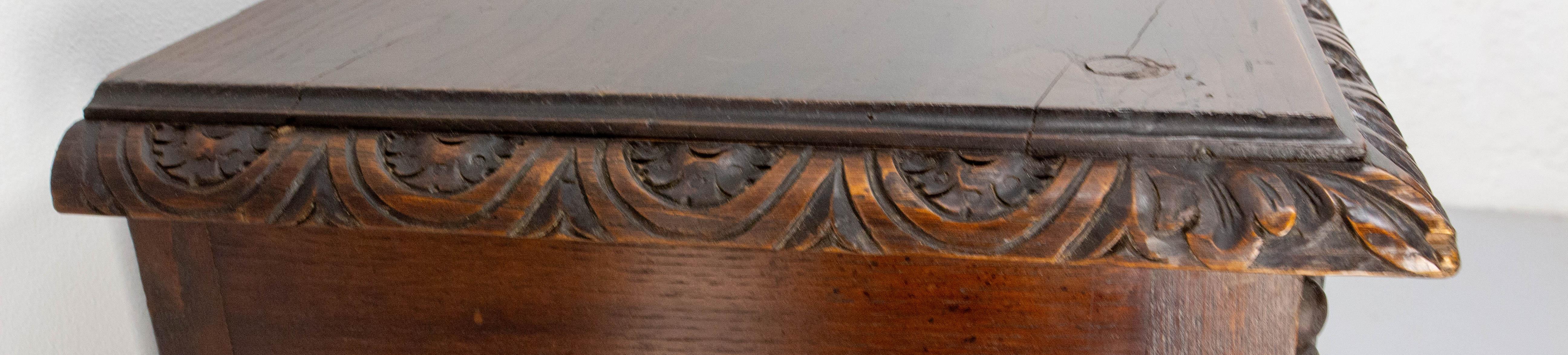 French Brittany Dressoir Buffet Chesnut Cabinet with Blazons, Late 19th Century For Sale 1
