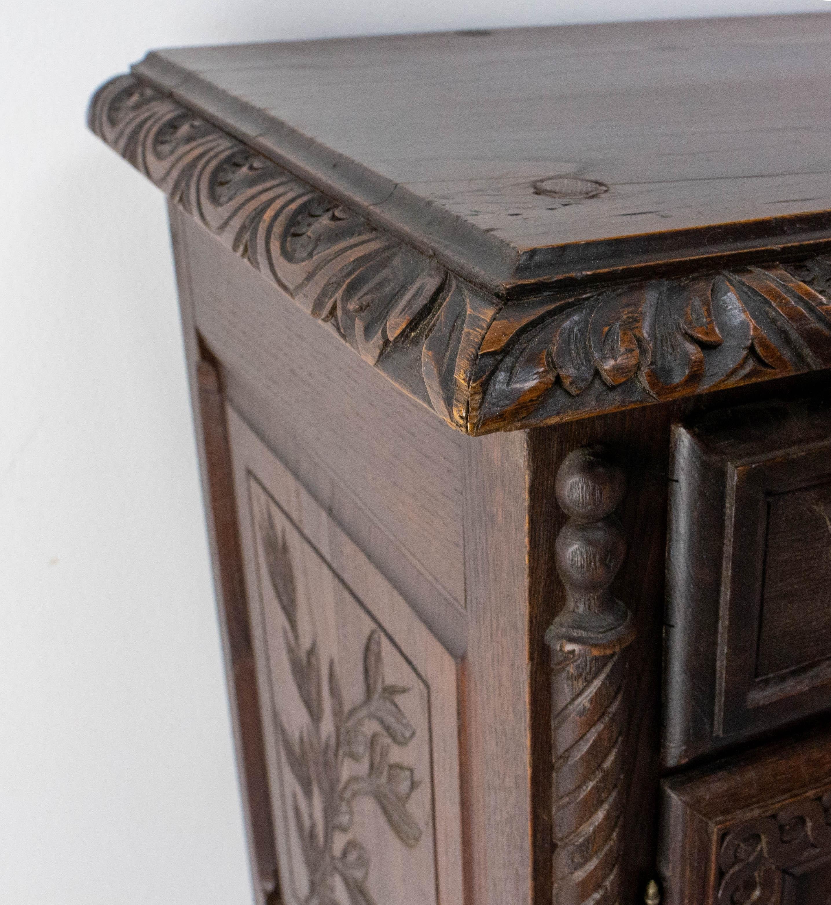 French Brittany Dressoir Buffet Chesnut Cabinet with Blazons, Late 19th Century For Sale 2