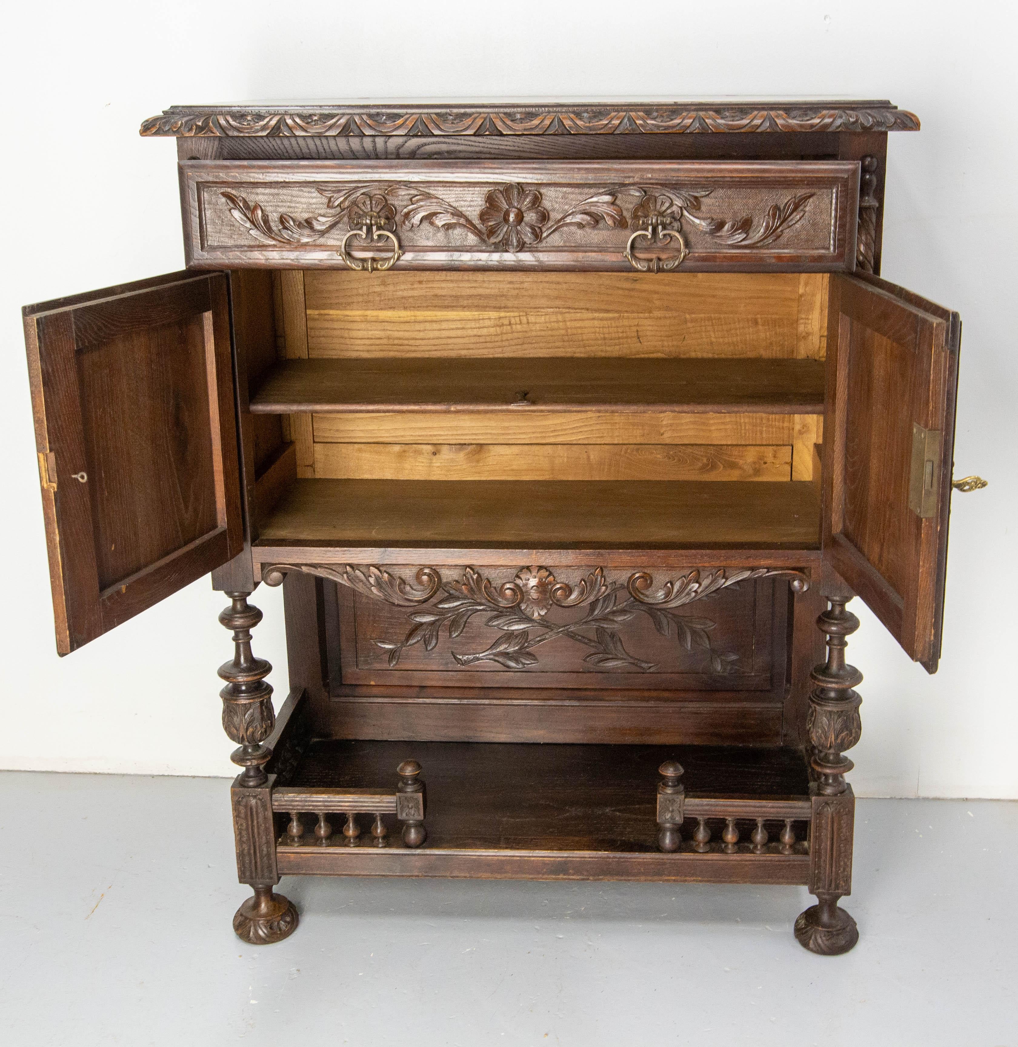 French Brittany Dressoir Buffet Chesnut Cabinet with Blazons, Late 19th Century For Sale 3