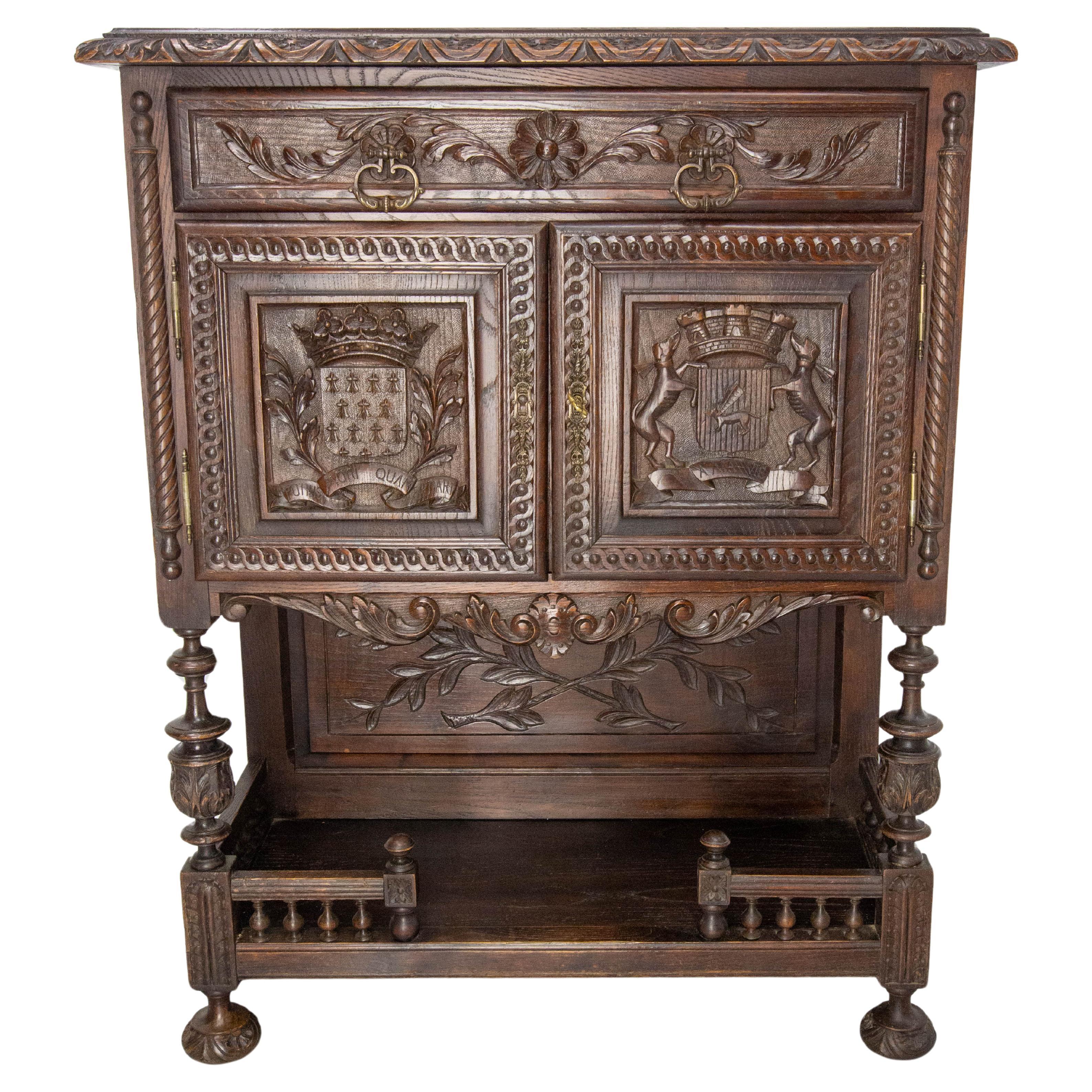 Commode de style Bretagne française en châtaignier avec blazons, fin du 19ème siècle