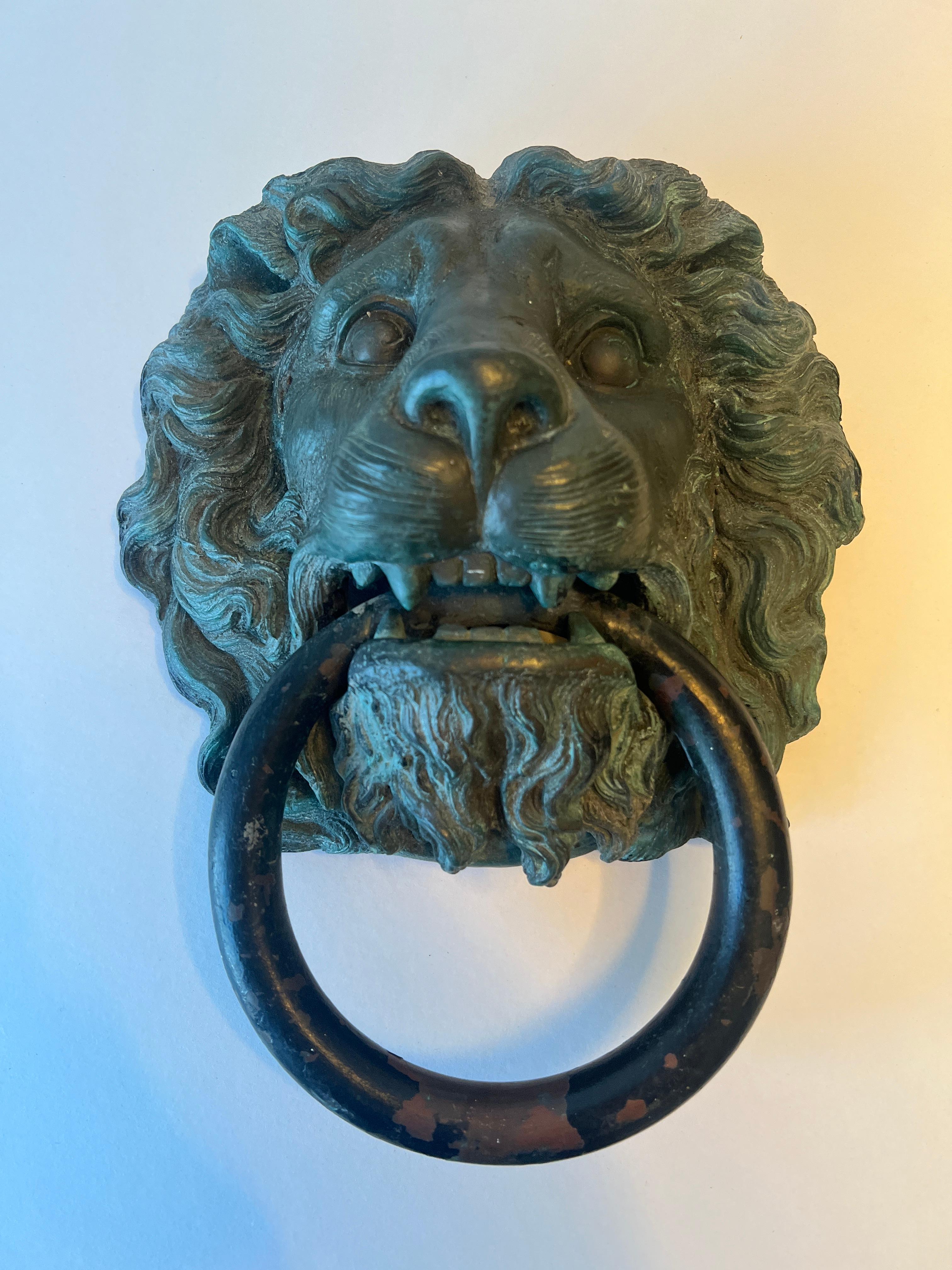 Un superbe heurtoir de porte en bronze et en fer en forme de lion.  Acquis en France, ce lion parfaitement patiné est très grand (12