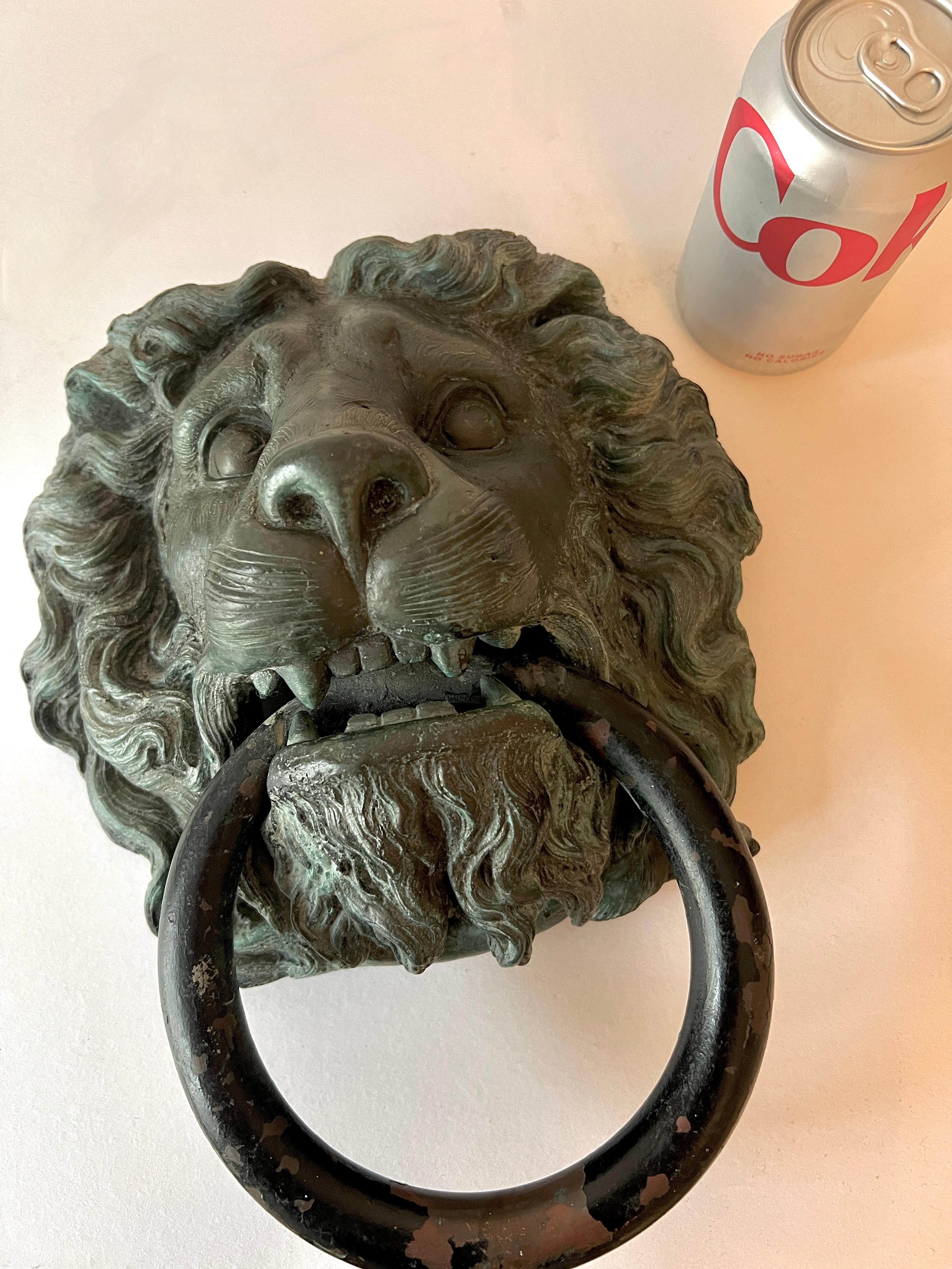 Uno splendido battente per porte in bronzo e ferro.  Acquistato in Francia, questo leone perfettamente patinato è molto grande: è alto 12 pollici e pesa più di 16 libbre.  

Il Leone è il complemento ideale per qualsiasi porta d'ingresso, cancello