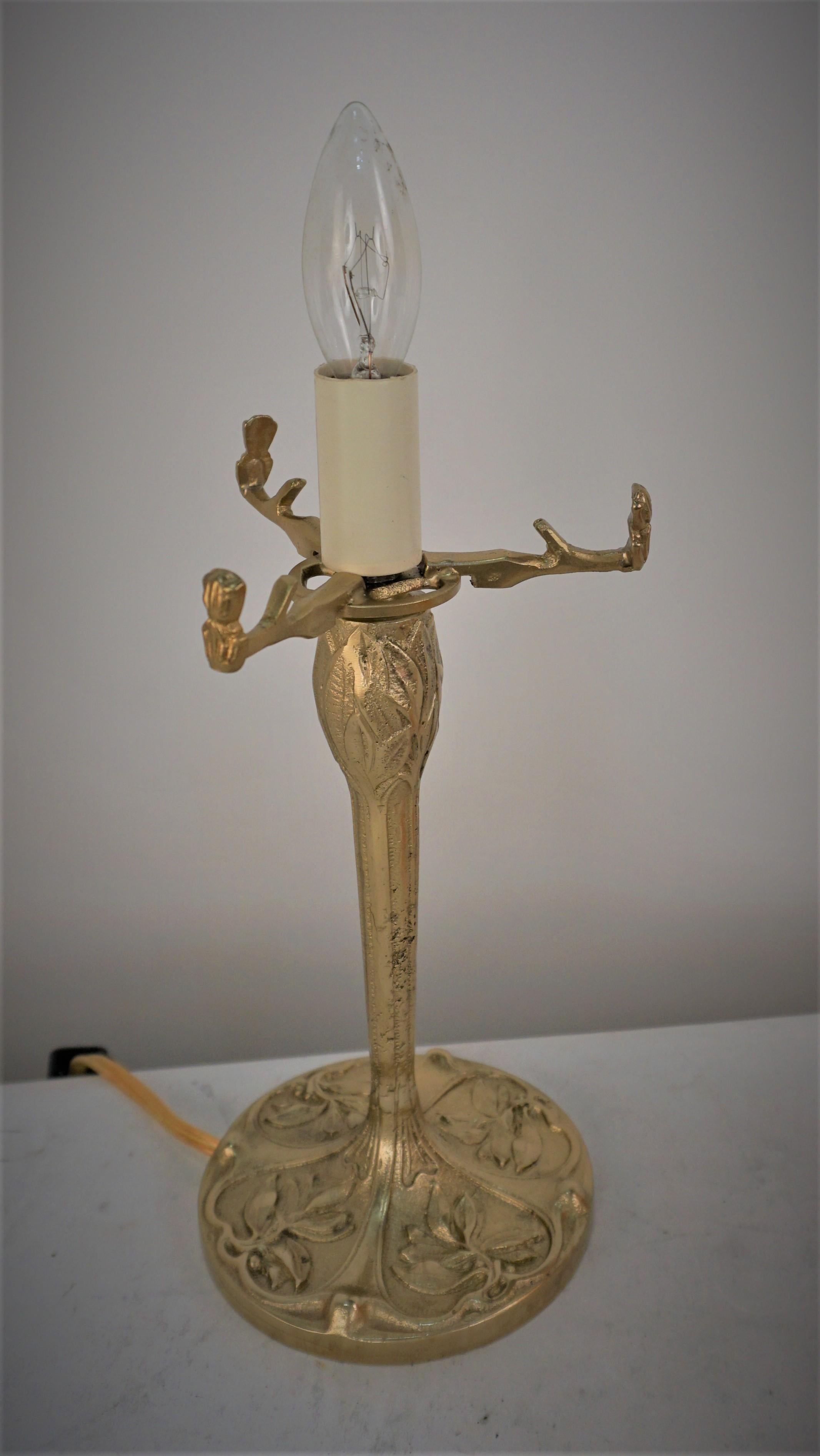 Französische Tischlampe aus Bronze und Kunstglas im Angebot 1
