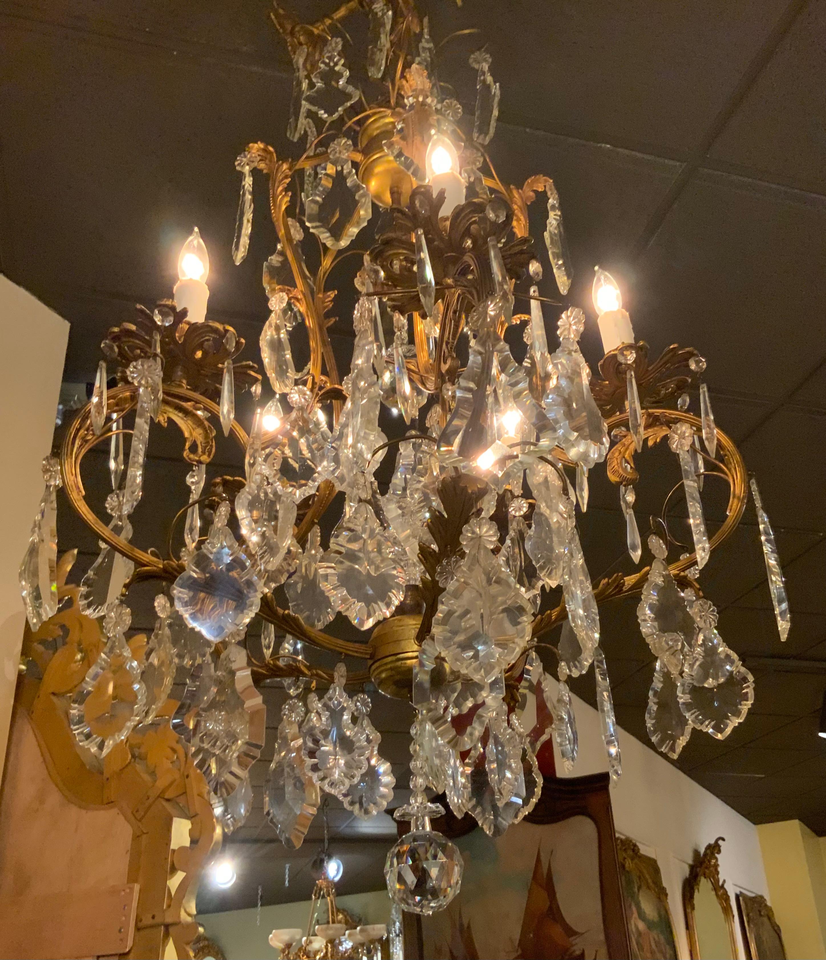 I bracci in bronzo dorato a scorrimento francese rendono questo pezzo speciale
Ha cinque luci e un cristallo brillante e chiaro.
È stata cablata di nuovo e tutte le parti e i cristalli sono completi. 