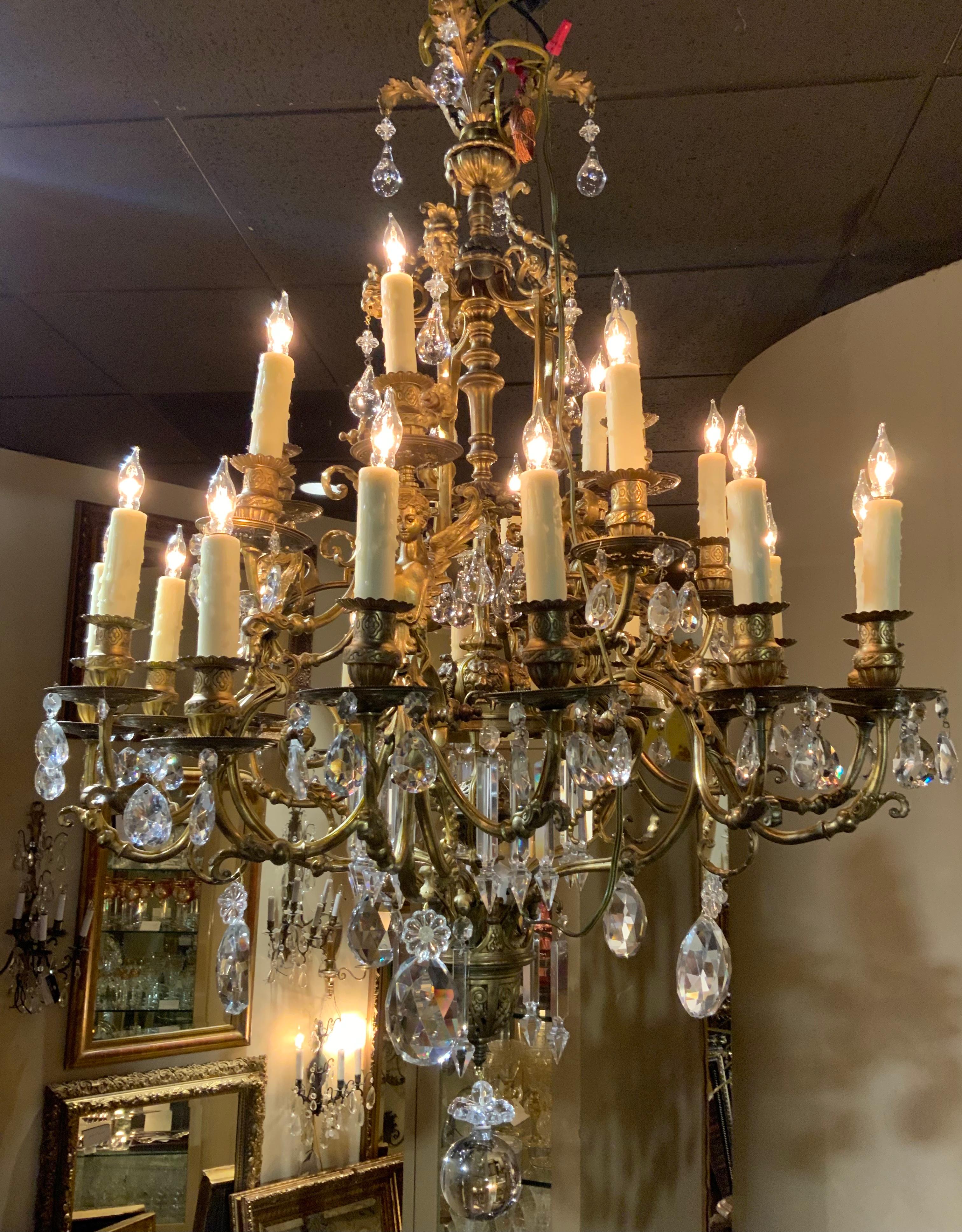 italien Lustre français en bronze et cristal avec anges et 25 Lights  en vente
