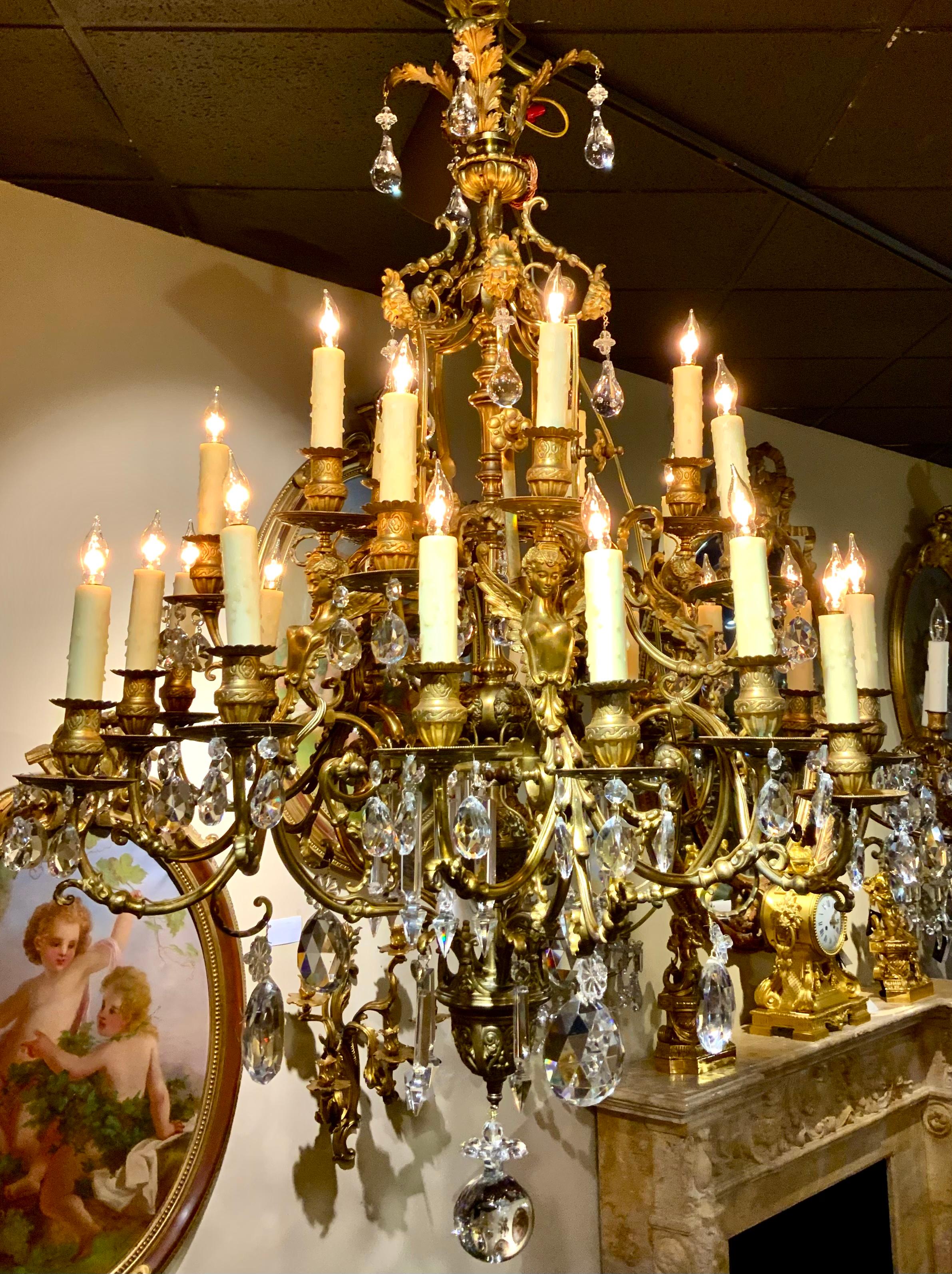Doré Lustre français en bronze et cristal avec anges et 25 Lights  en vente