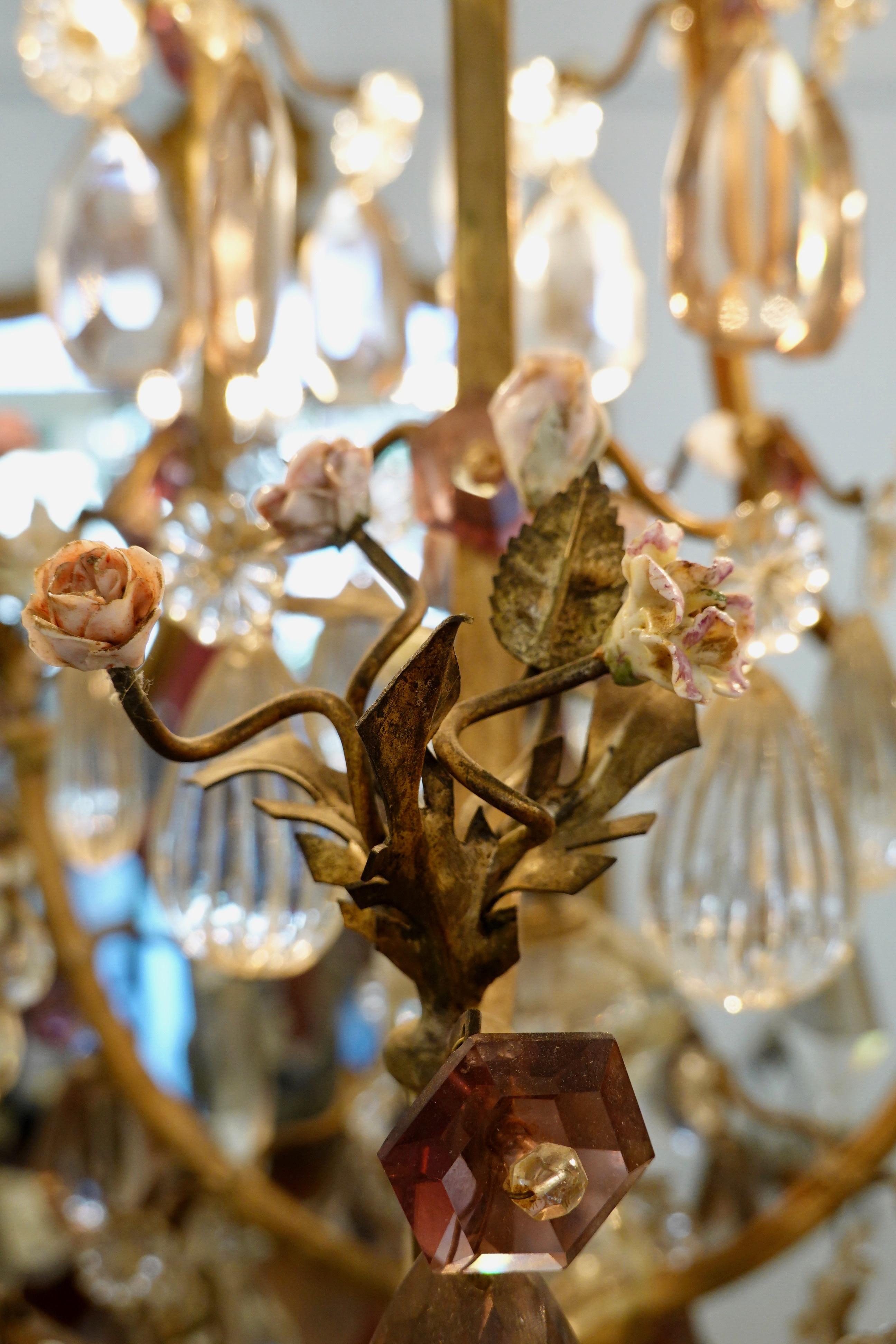 Kronleuchter aus Bronze und Kristall mit Porzellanblumen aus Porzellan im Angebot 3