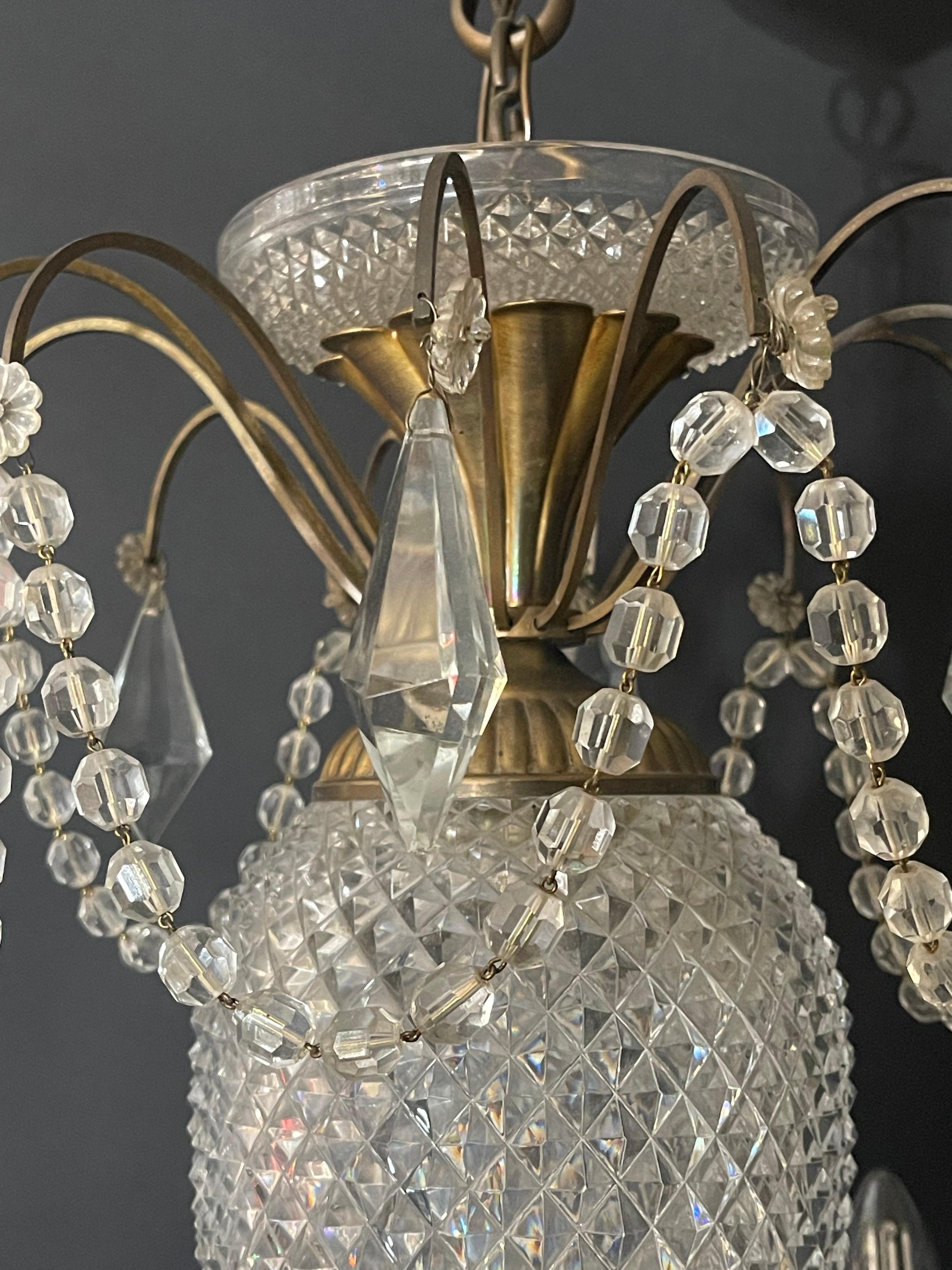 Lustre français à huit lumières en bronze et cristal, vers les années 1940 en vente 3