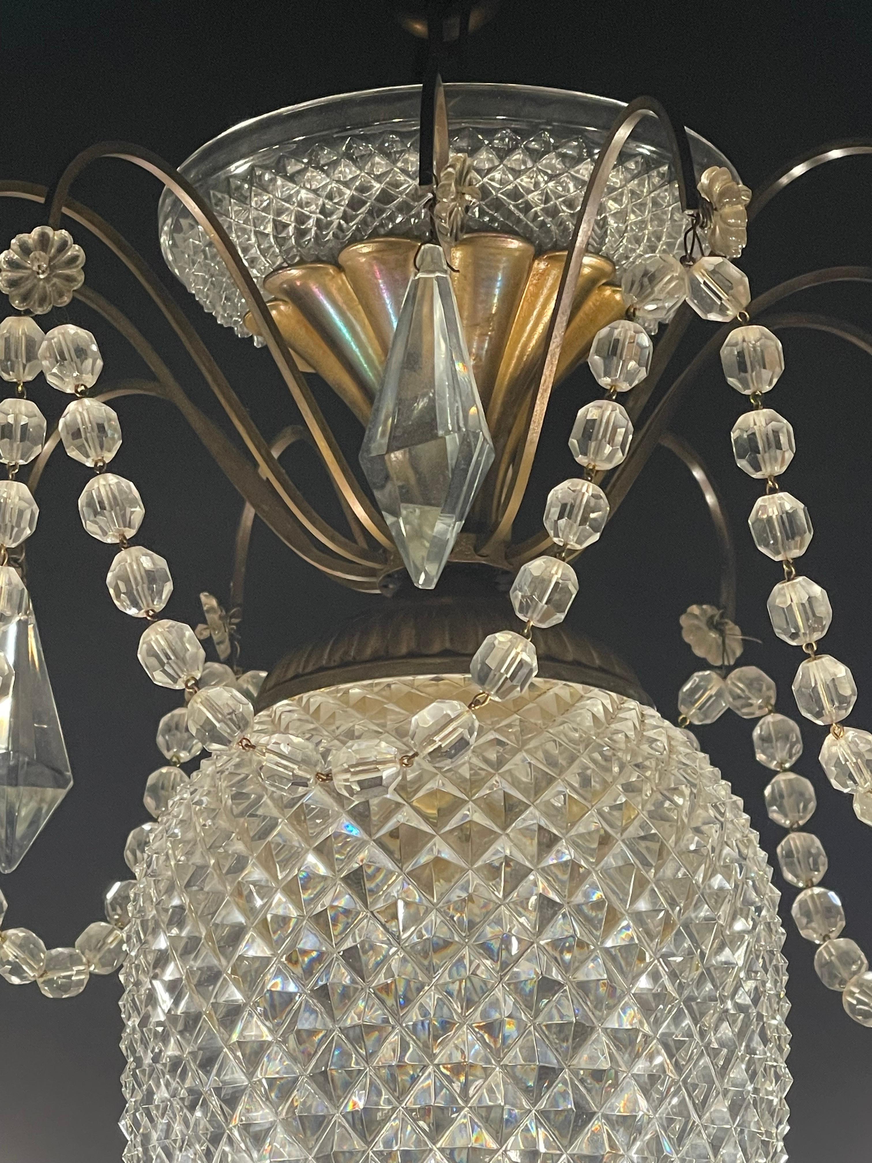 Lampadario francese a otto luci in bronzo e cristallo, circa 1940 in vendita 4