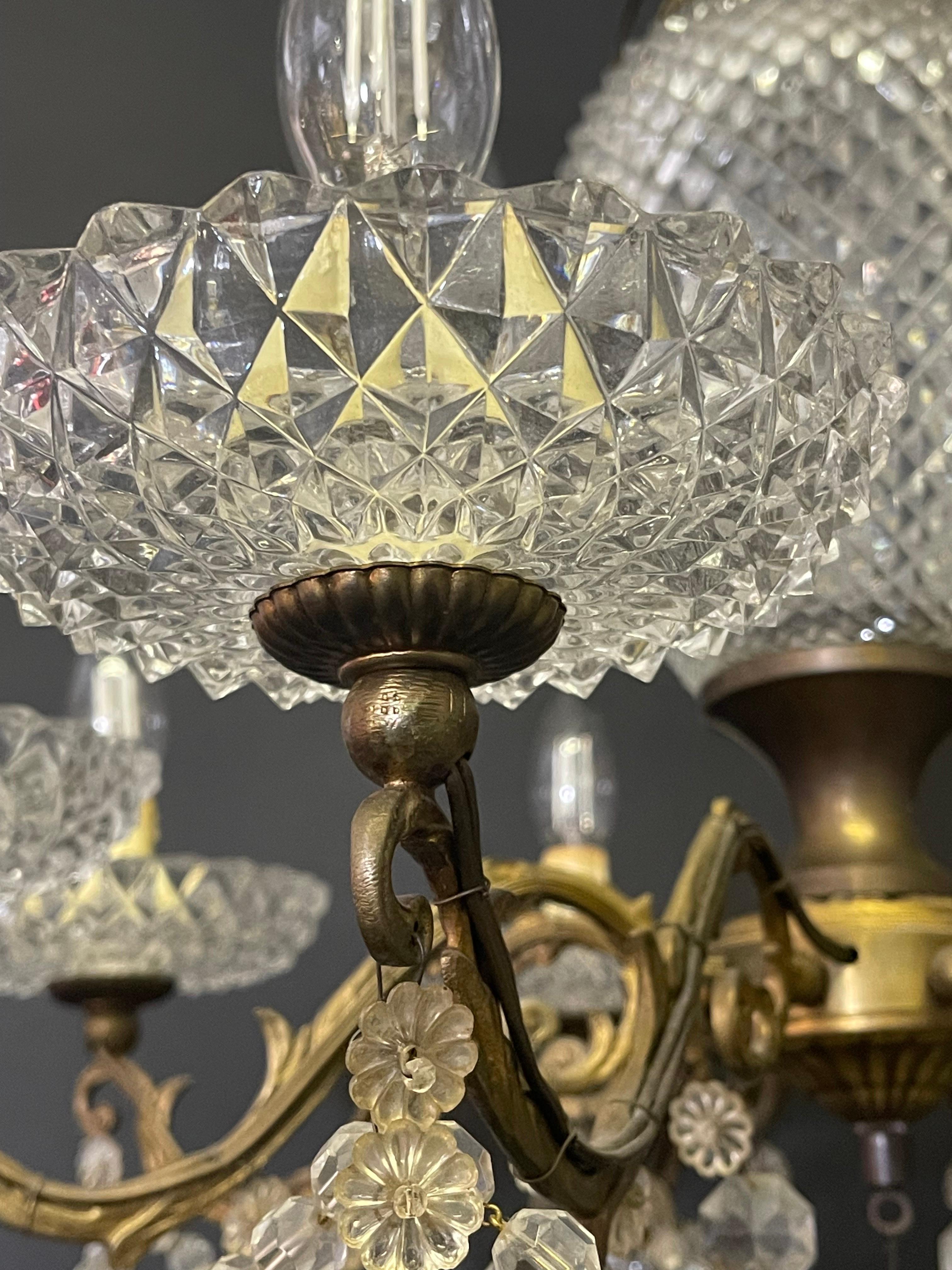 Lampadario francese a otto luci in bronzo e cristallo, circa 1940 in vendita 5