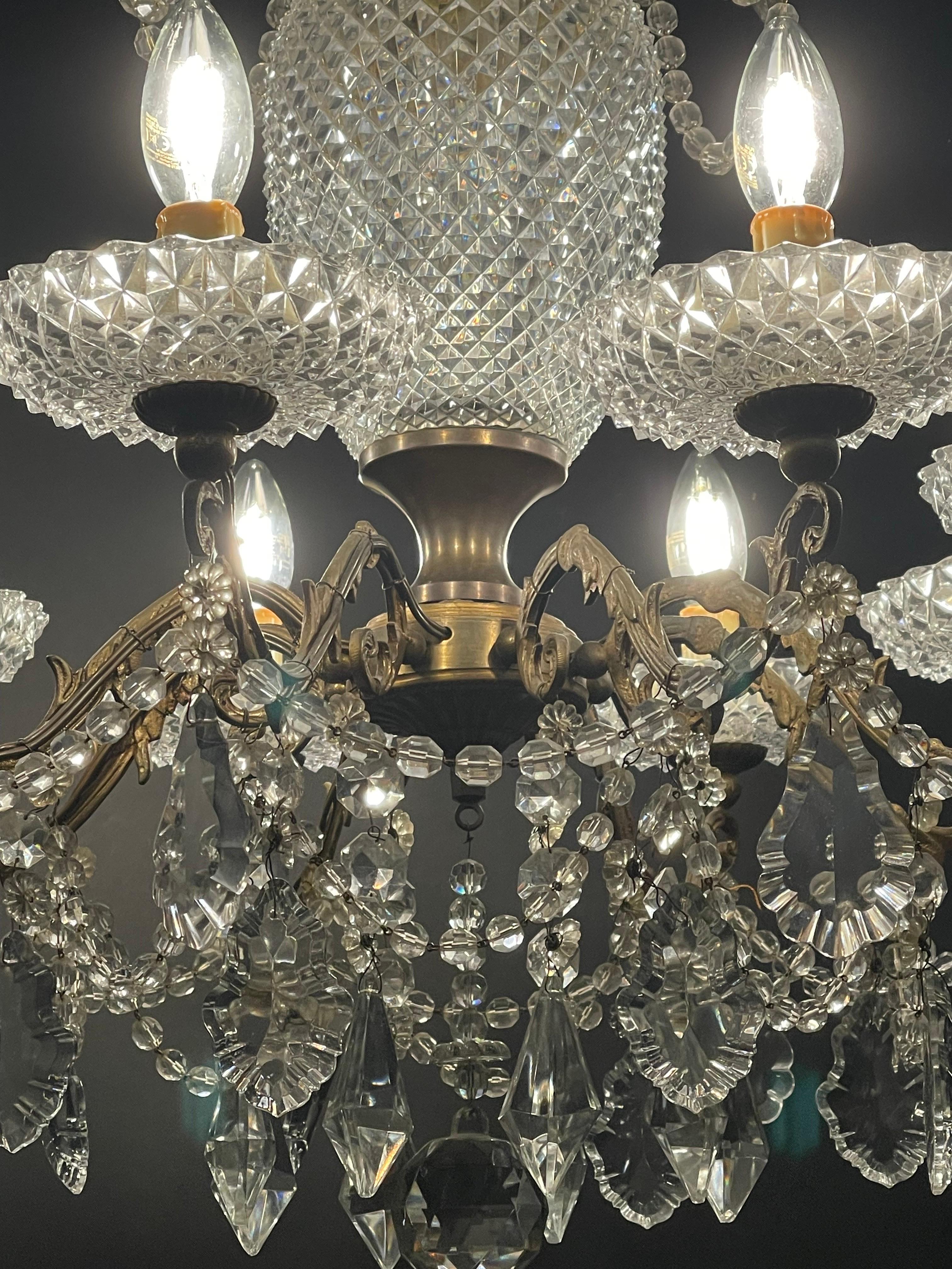 Lampadario francese a otto luci in bronzo e cristallo, circa 1940 in vendita 7