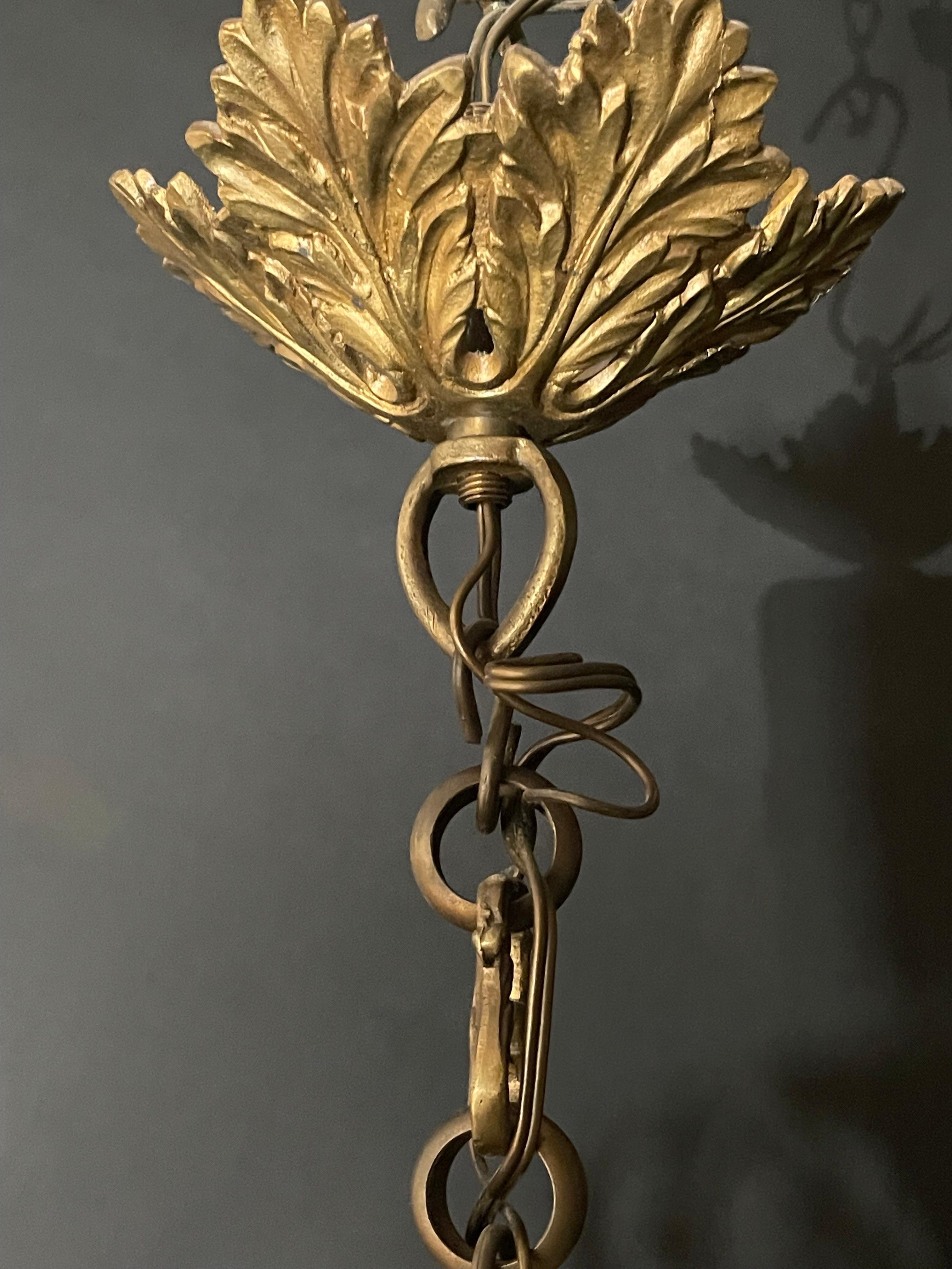 Französischer achtflammiger Kronleuchter aus Bronze und Kristall, ca. 1940er Jahre im Angebot 10