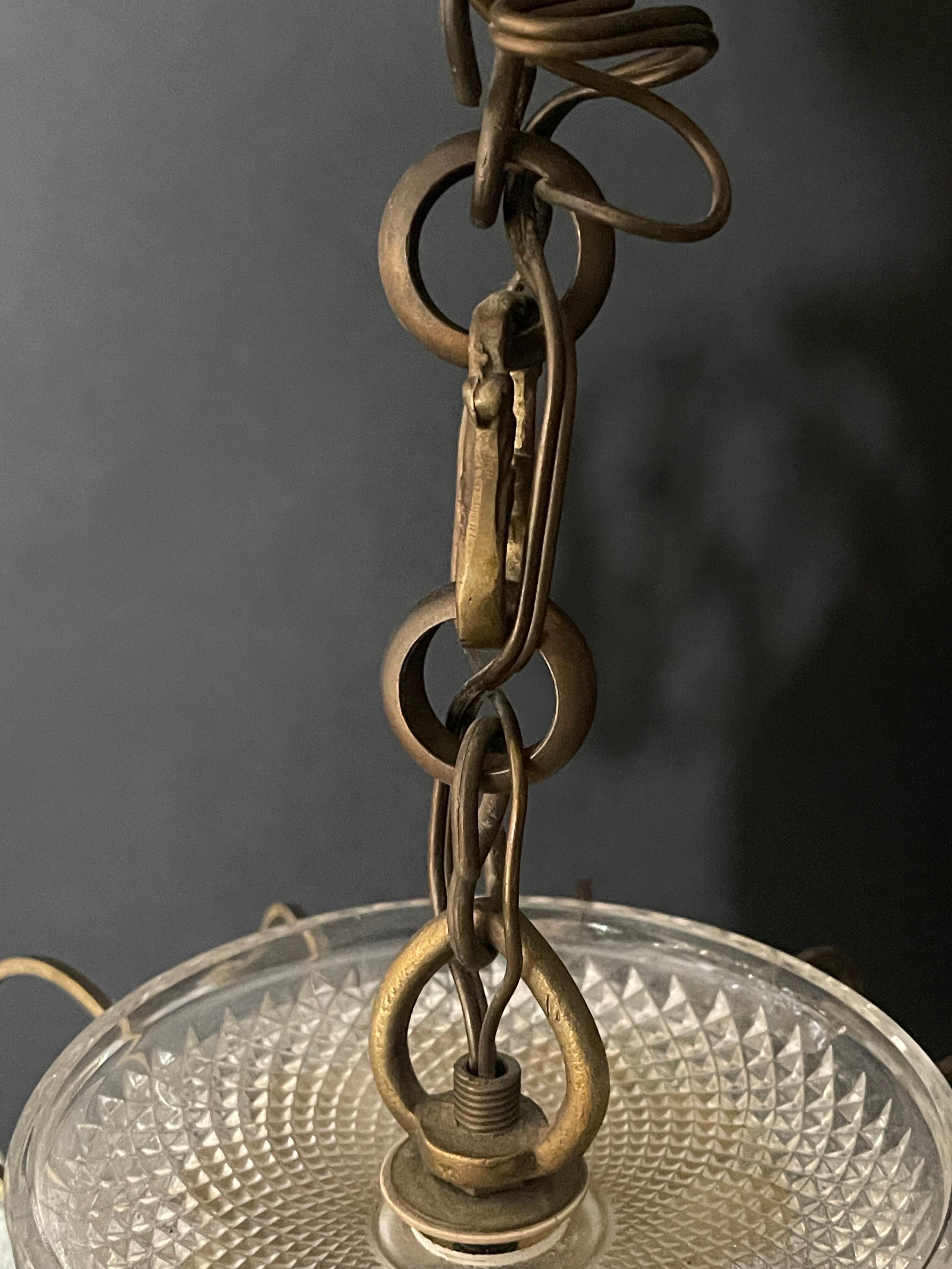 Französischer achtflammiger Kronleuchter aus Bronze und Kristall, ca. 1940er Jahre im Angebot 11