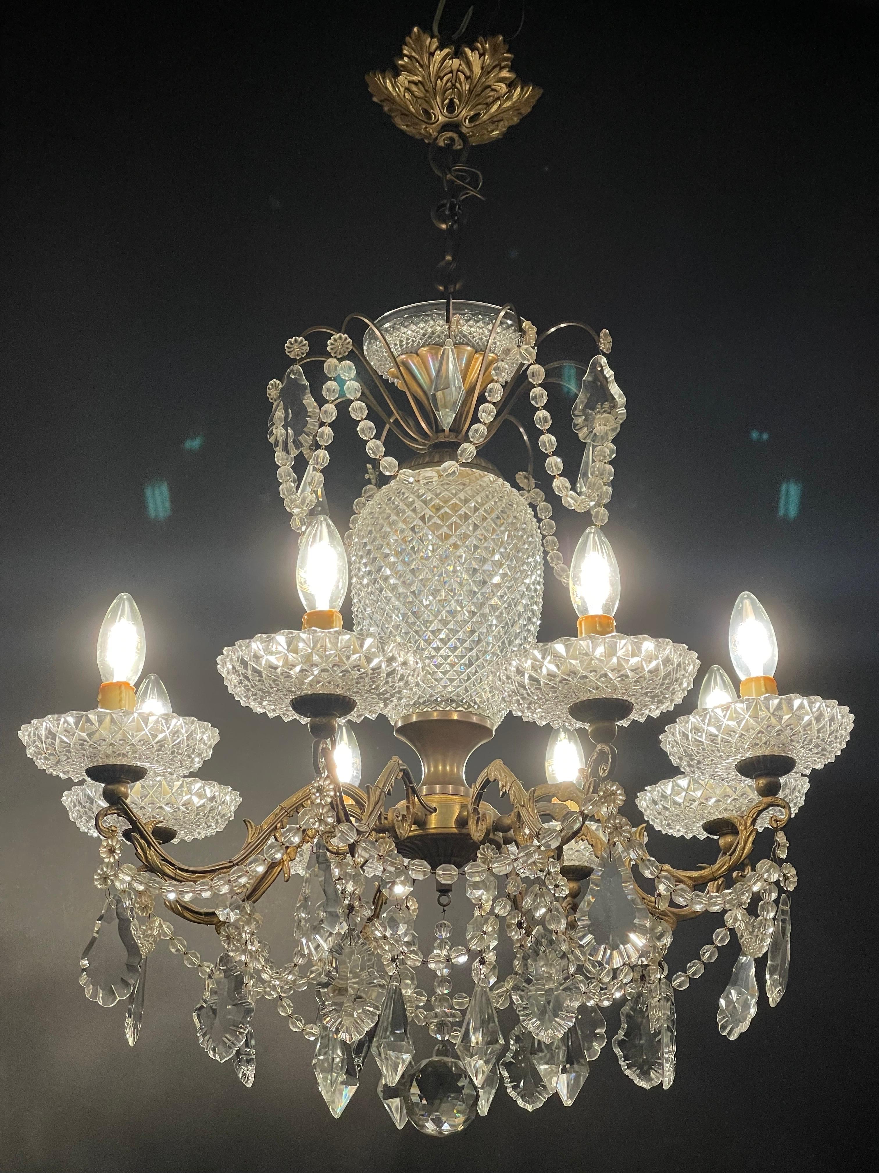 Francese Lampadario francese a otto luci in bronzo e cristallo, circa 1940 in vendita