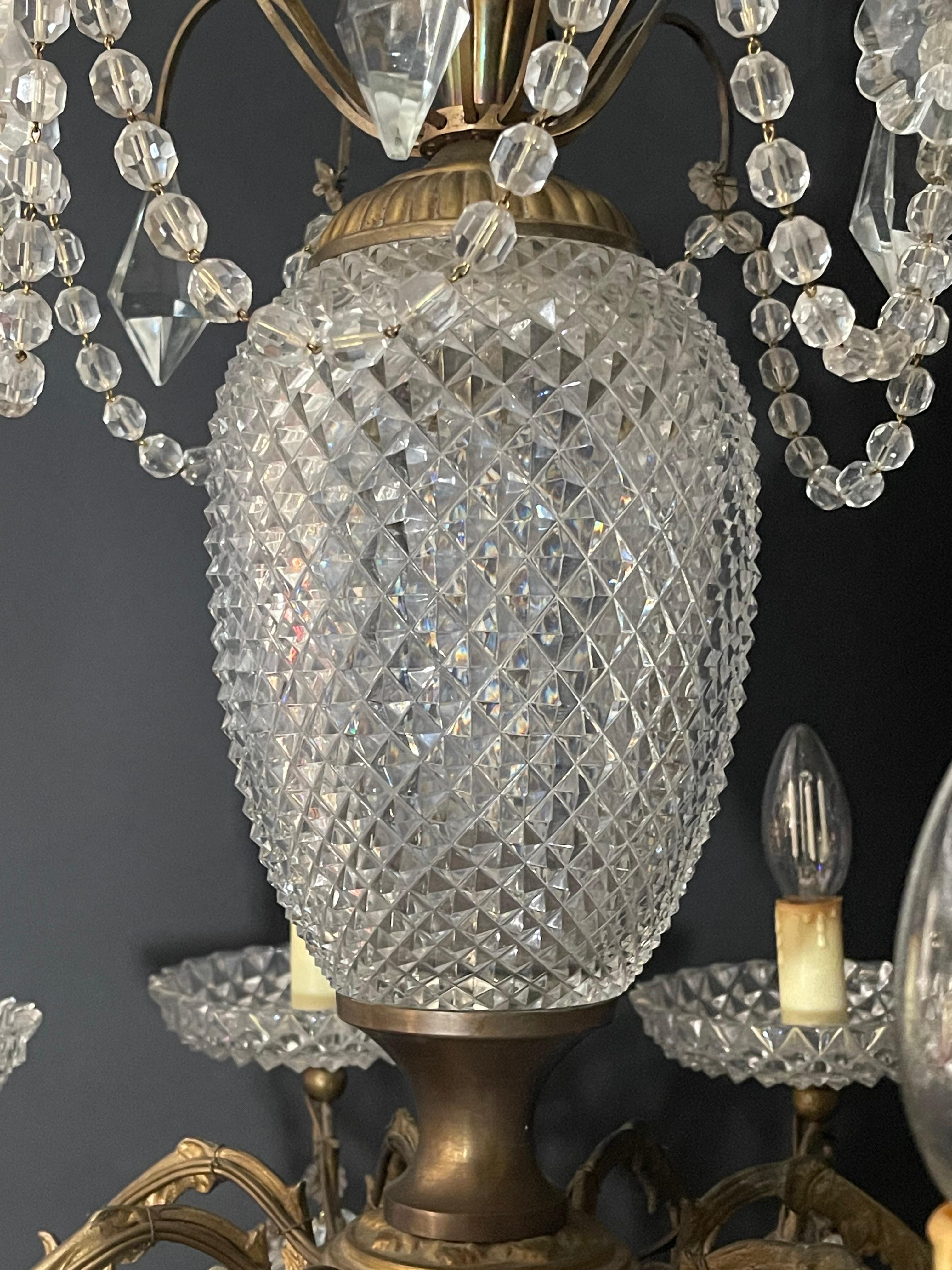 Milieu du XXe siècle Lustre français à huit lumières en bronze et cristal, vers les années 1940 en vente