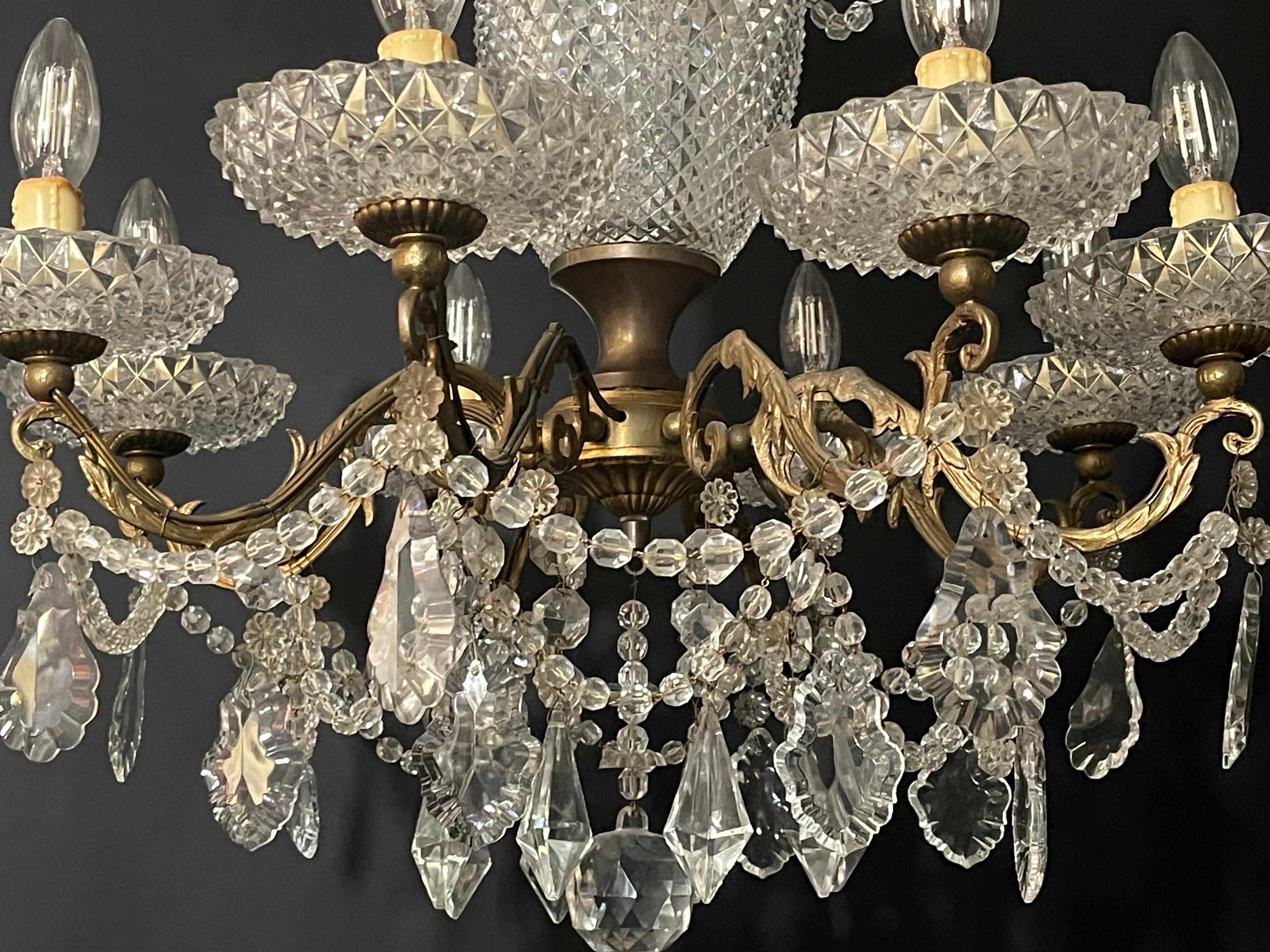 Lampadario francese a otto luci in bronzo e cristallo, circa 1940 in vendita 1