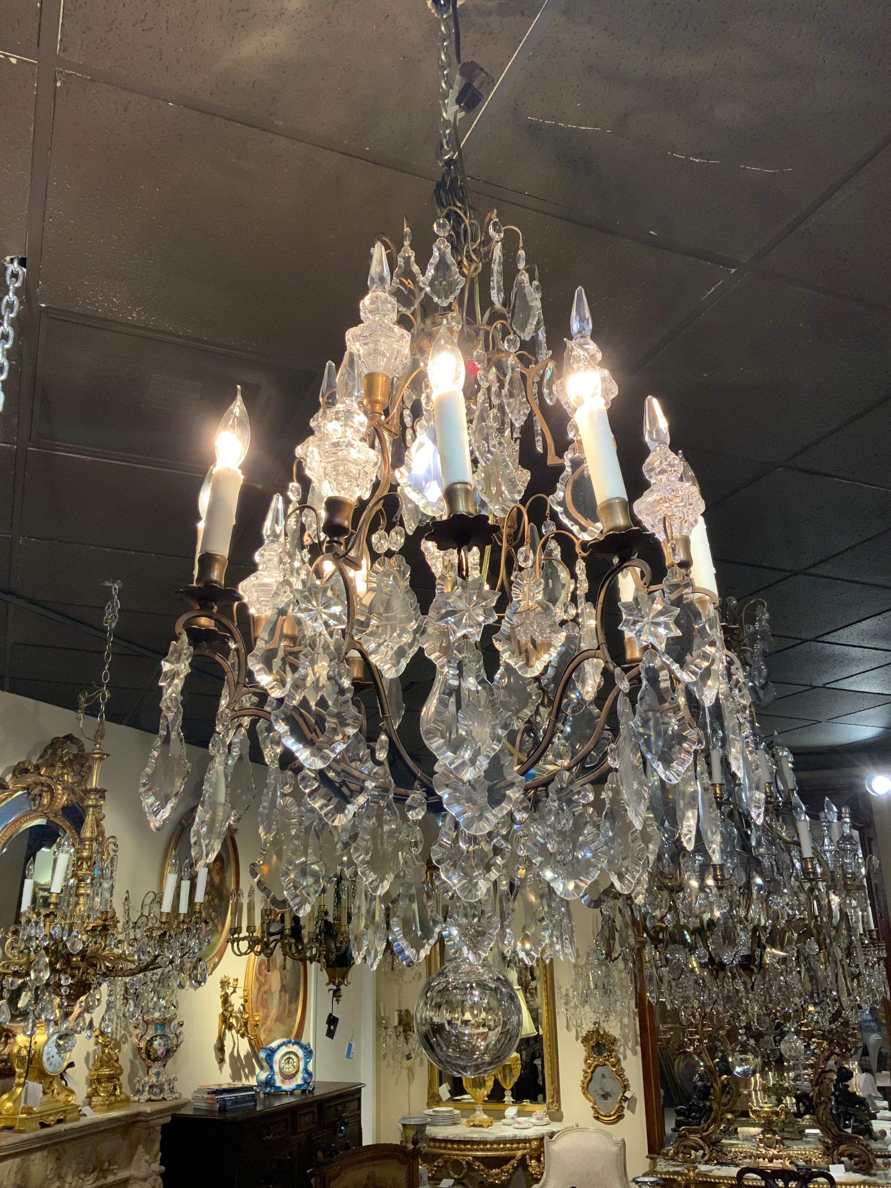The crystal is clear and no missing or chipped pieces. It has tall elegant
Spires in the baccarat style. It has eight lights and the wiring is good.
