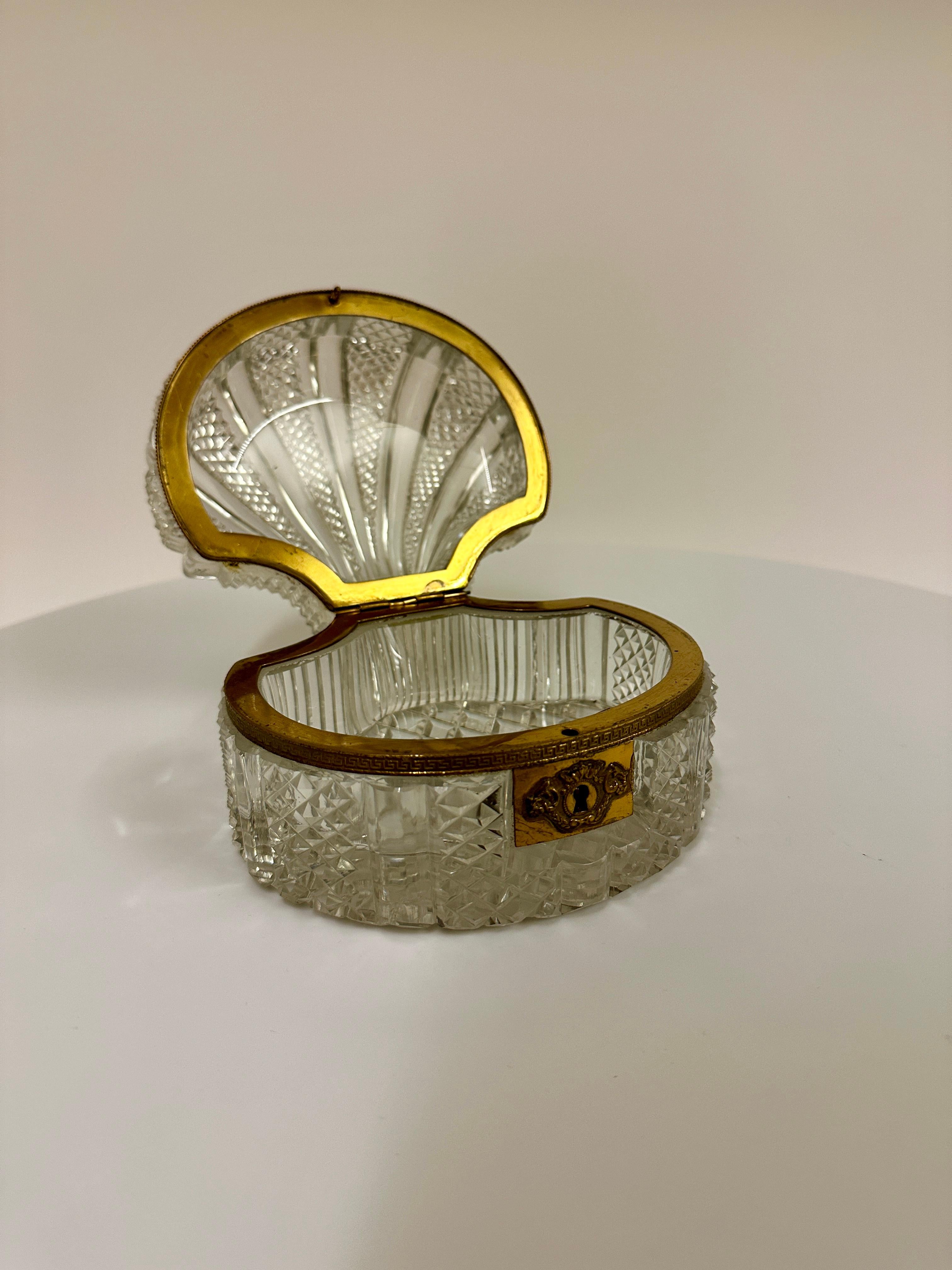 Milieu du XIXe siècle Boîte en bronze et cristal en forme de coquille, vers 1860 en vente