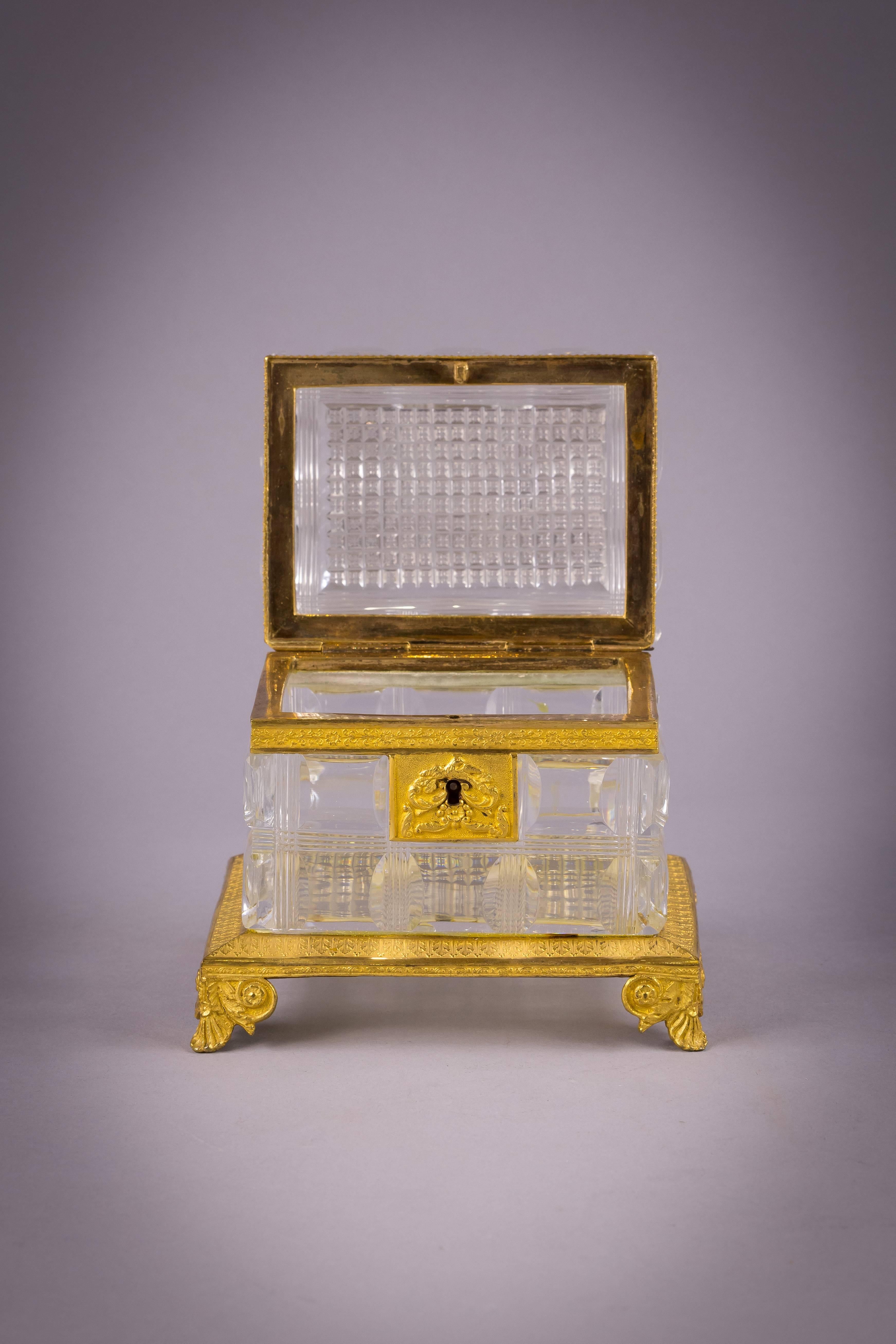 Französische Schachtel aus Bronze und facettiertem Kristall, Empire, um 1820 im Zustand „Hervorragend“ im Angebot in New York, NY