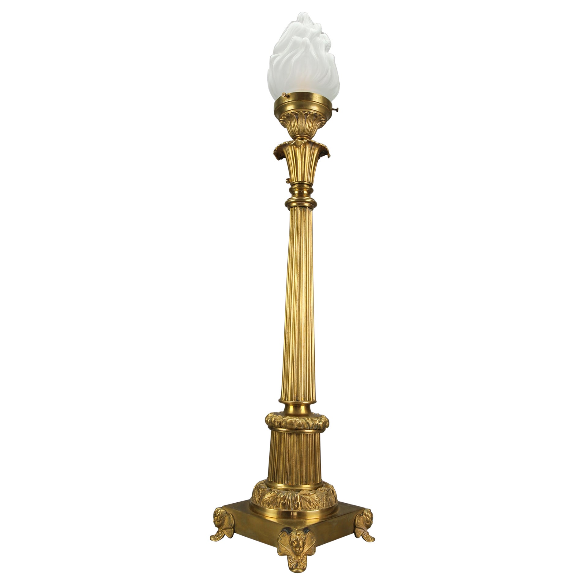 Lampada da tavolo a colonna scanalata in bronzo francese e vetro smerigliato in vendita