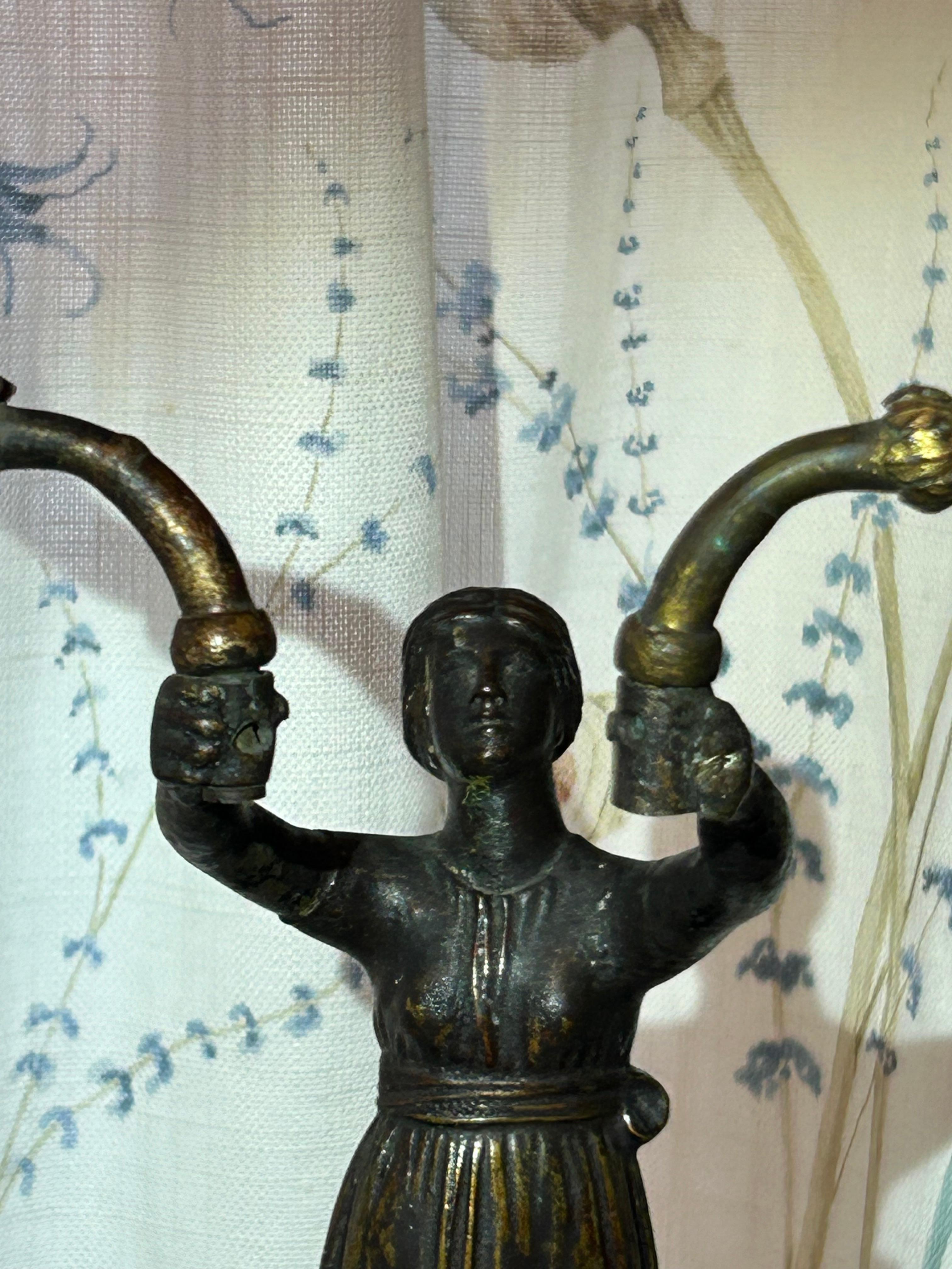 Candelabro francese a due braccia in bronzo e marmo, XIX secolo in vendita 5