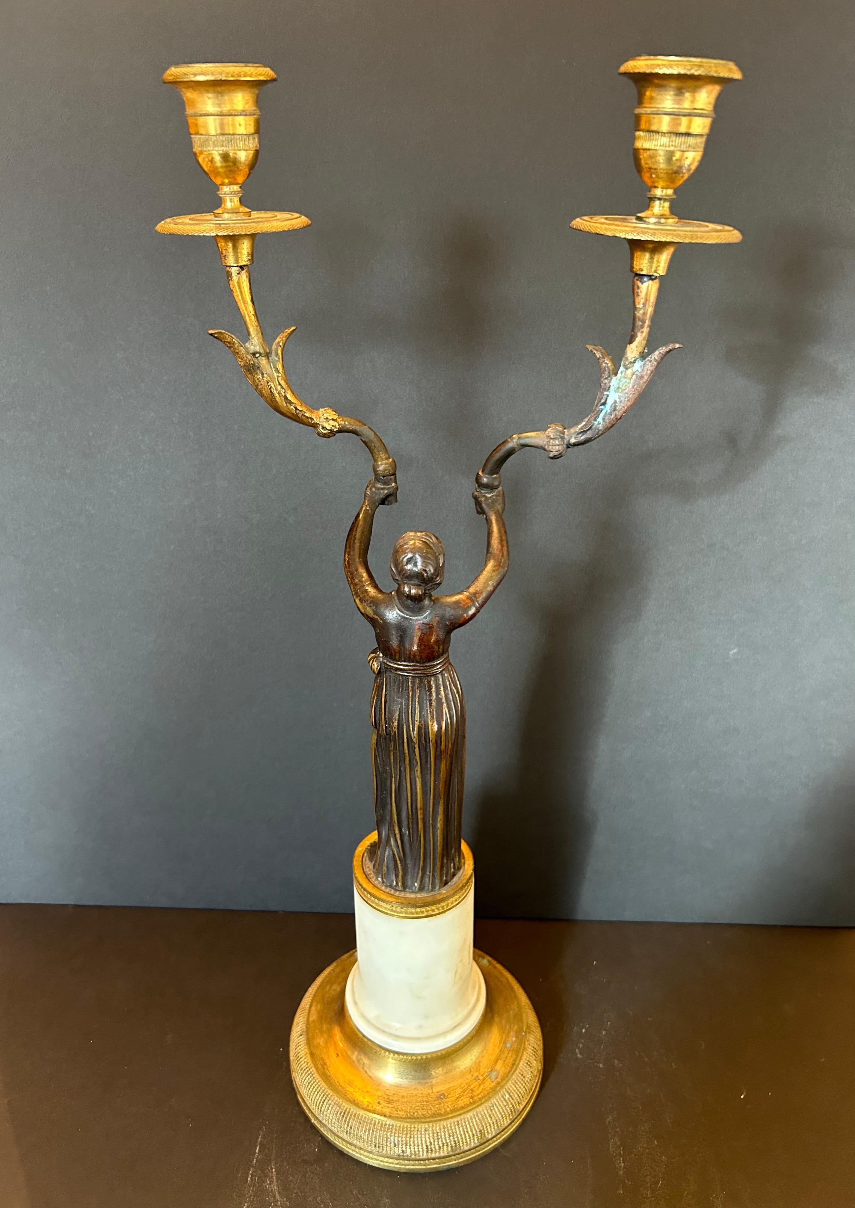 Candelabro francese a due braccia in bronzo e marmo, XIX secolo in vendita 8
