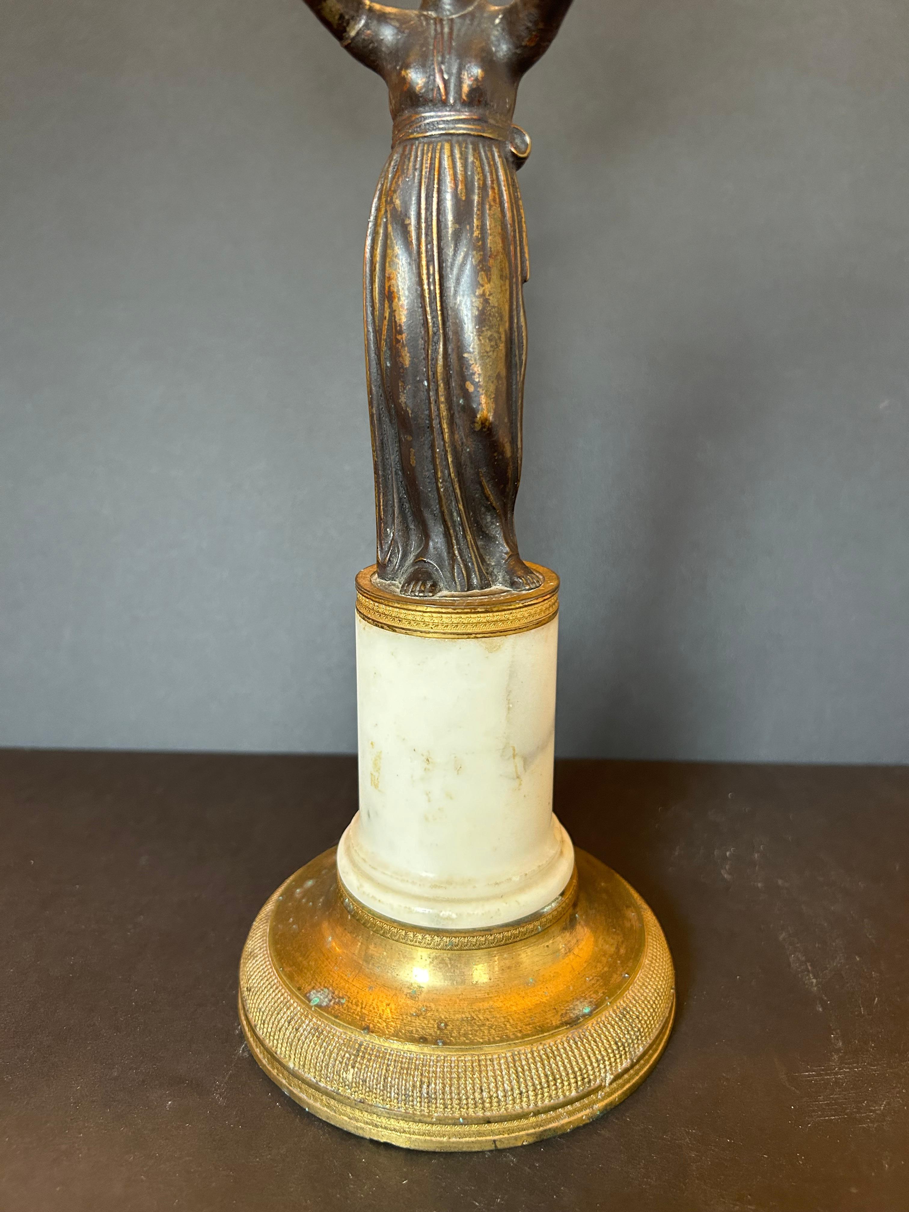 Intagliato a mano Candelabro francese a due braccia in bronzo e marmo, XIX secolo in vendita
