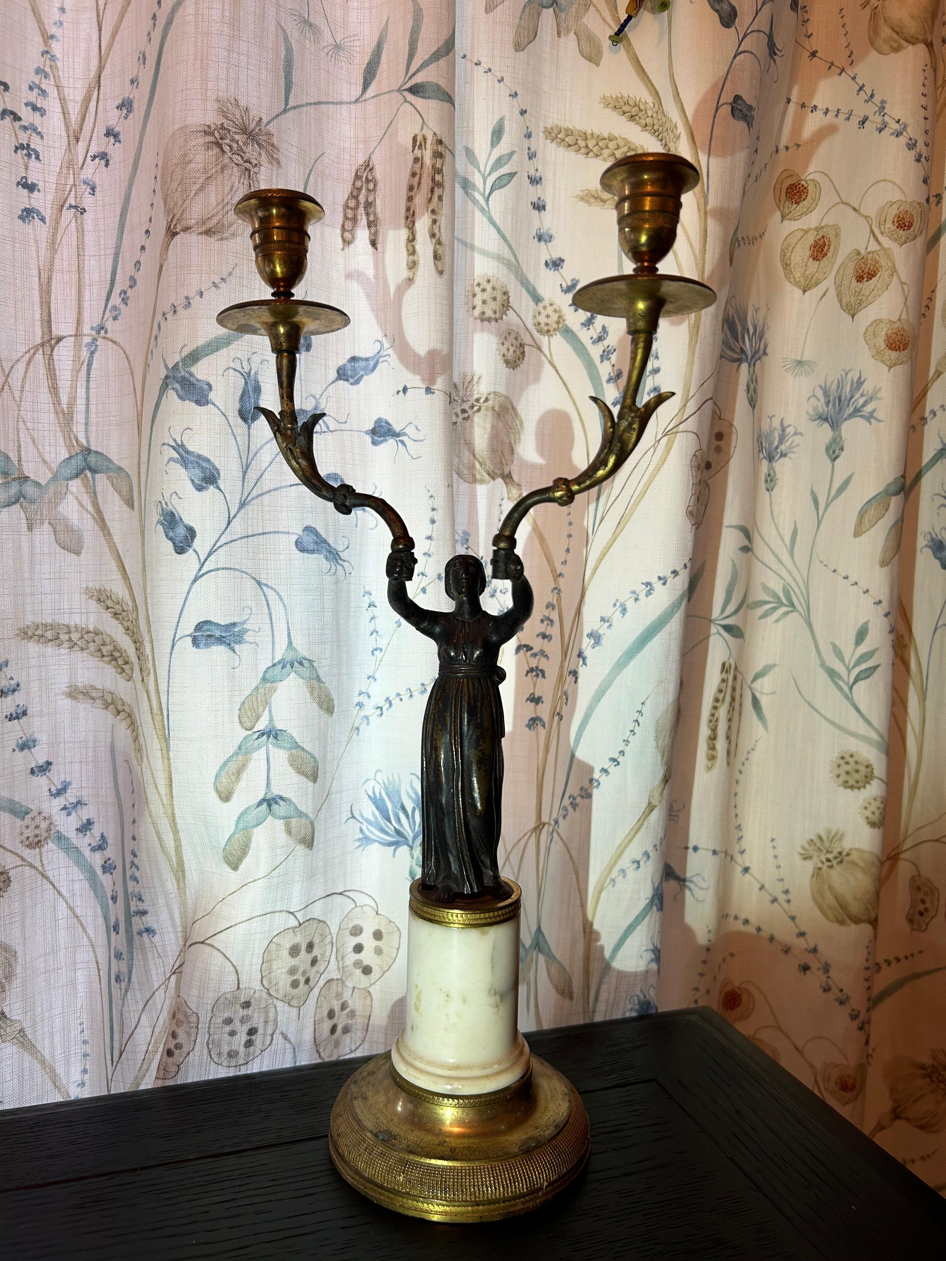 Candelabro francese a due braccia in bronzo e marmo, XIX secolo in vendita 1