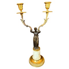 Candelabro francese a due braccia in bronzo e marmo, XIX secolo
