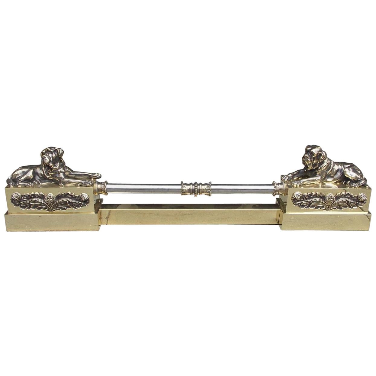 Mastines franceses flanqueados de bronce y acero pulido Floral Chenet, circa 1820