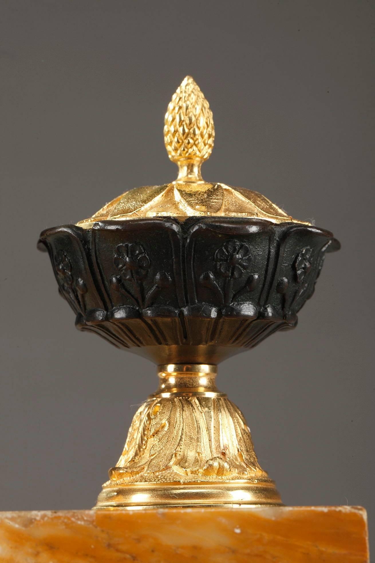 Tintenfass aus dem 19. Jahrhundert mit drei Gefäßen aus patinierter Bronze, die als Tintenfässer dienen. Sie sind mit Akanthusblättern und kleinen Blumen verziert. Die abnehmbaren Deckel aus Ormolu werden von einem Kieferknauf gekrönt, der als