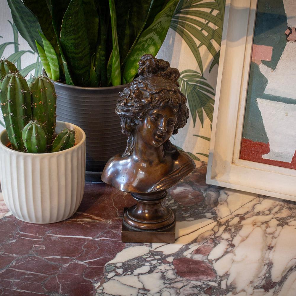 Unterzeichnet Clodion 

Aus unserer Skulpturenkollektion bieten wir diese französische Bronze der Belle Epoque an, die Ariadne nach Clodion (Claude Michel) darstellt. Die Skulptur aus feinem Guss und mit schöner Patinierung ist als Büste einer