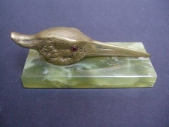 Objet de collection français Art déco en bronze représentant un oiseau, sur socle en pierre, datant des années 1940 environ