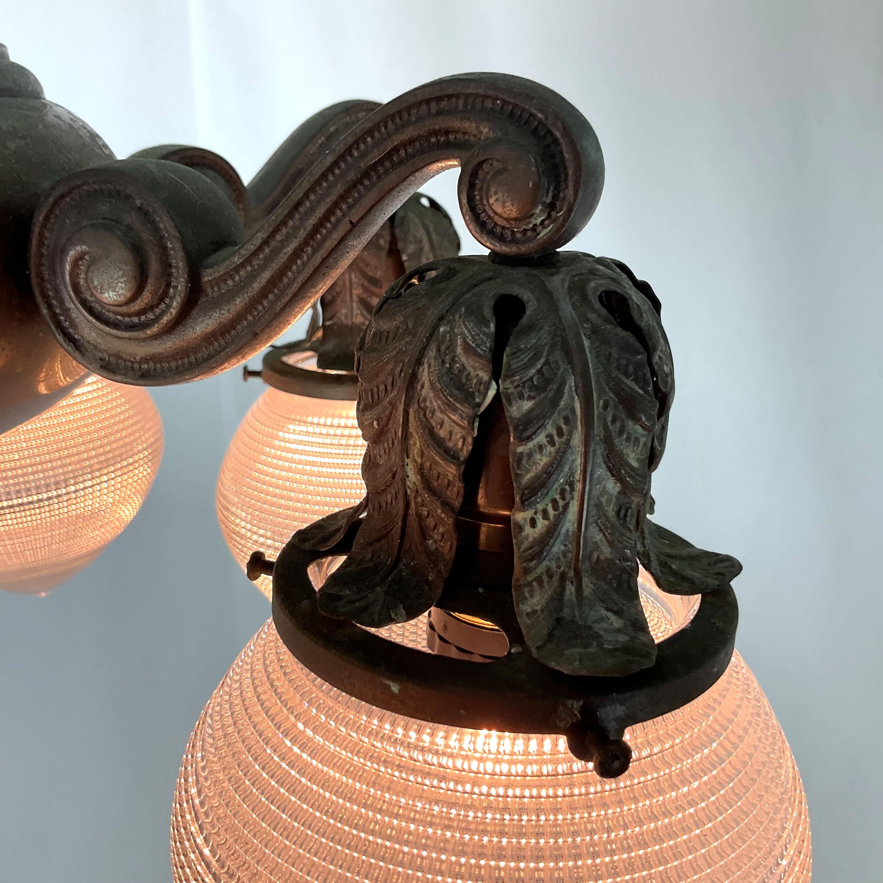 Français Lustre Art Déco en bronze avec verre Halophane d'origine en vente