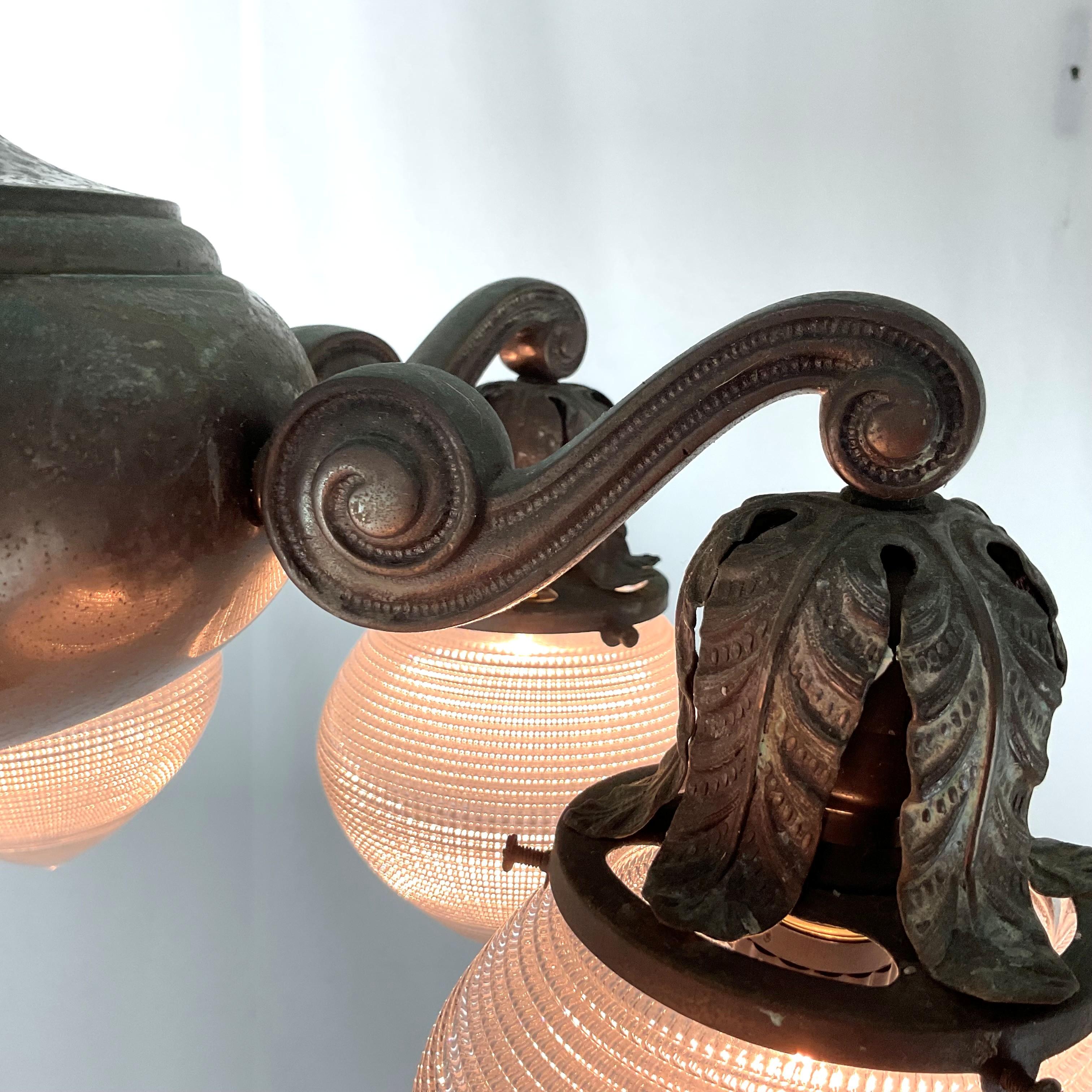 Lustre Art Déco en bronze avec verre Halophane d'origine Bon état - En vente à West Palm Beach, FL