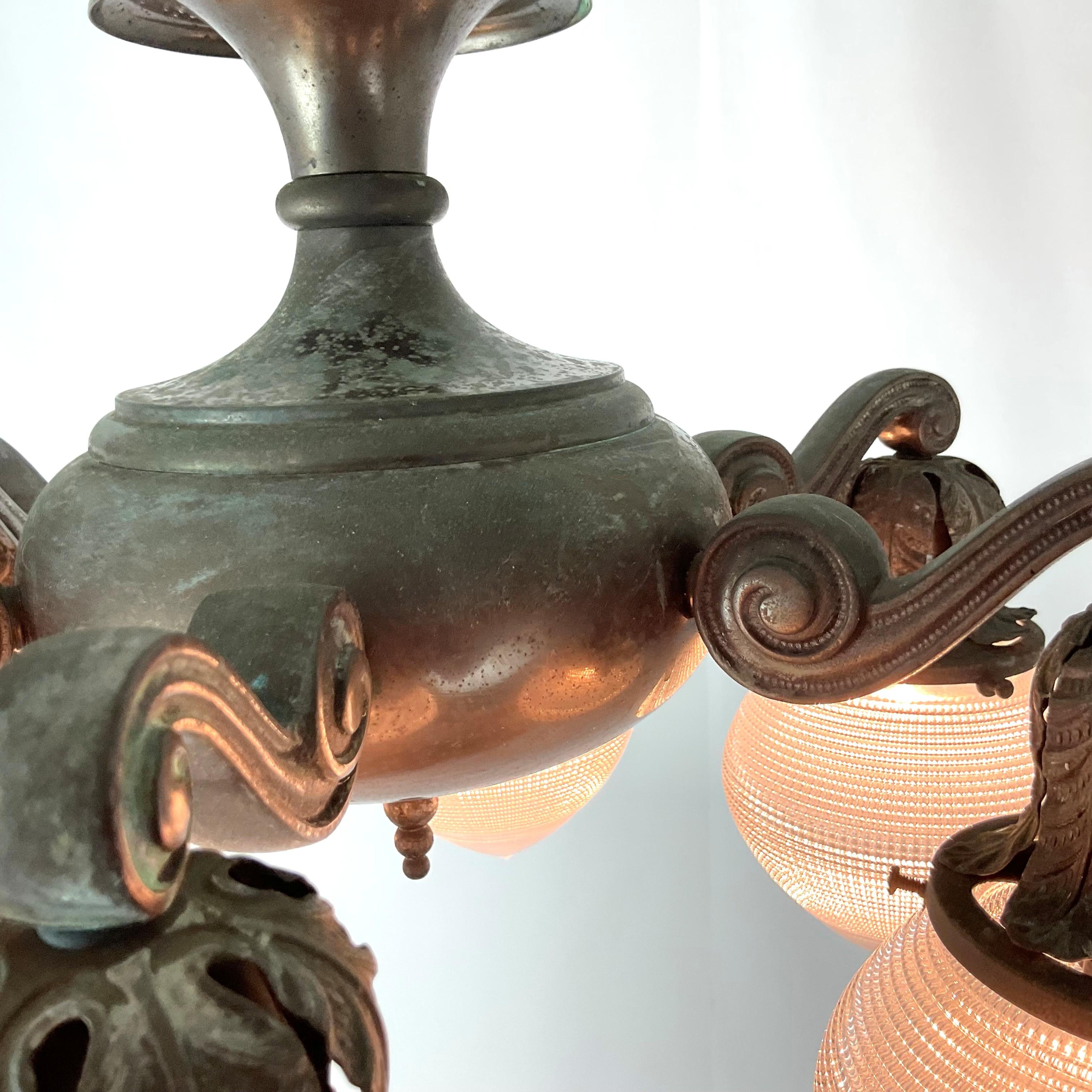 Début du 20ème siècle Lustre Art Déco en bronze avec verre Halophane d'origine en vente