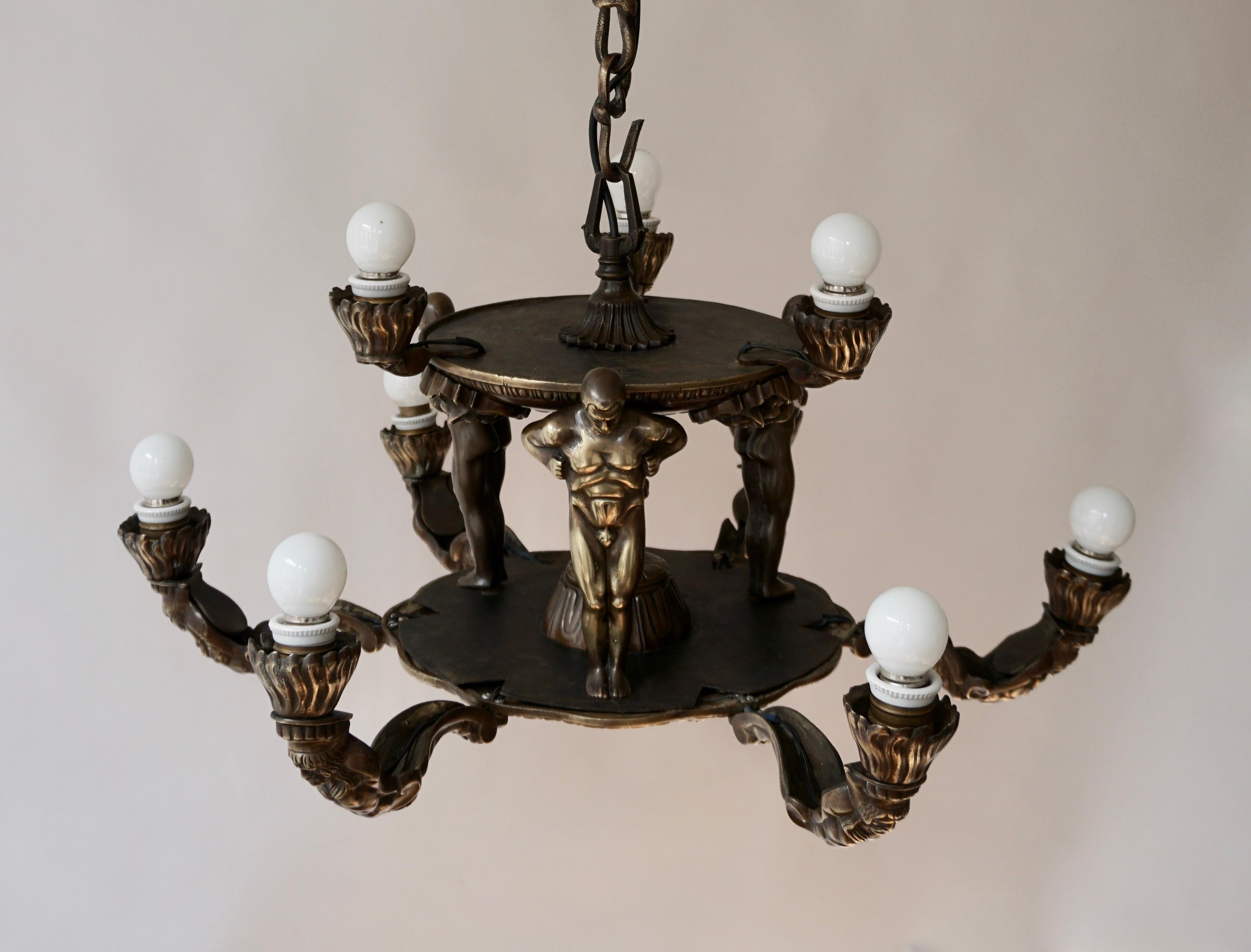 Französischer Bronze-Art-Déco-Kronleuchter im Hollywood-Regency-Stil mit männlichen Aktfiguren im Angebot 8