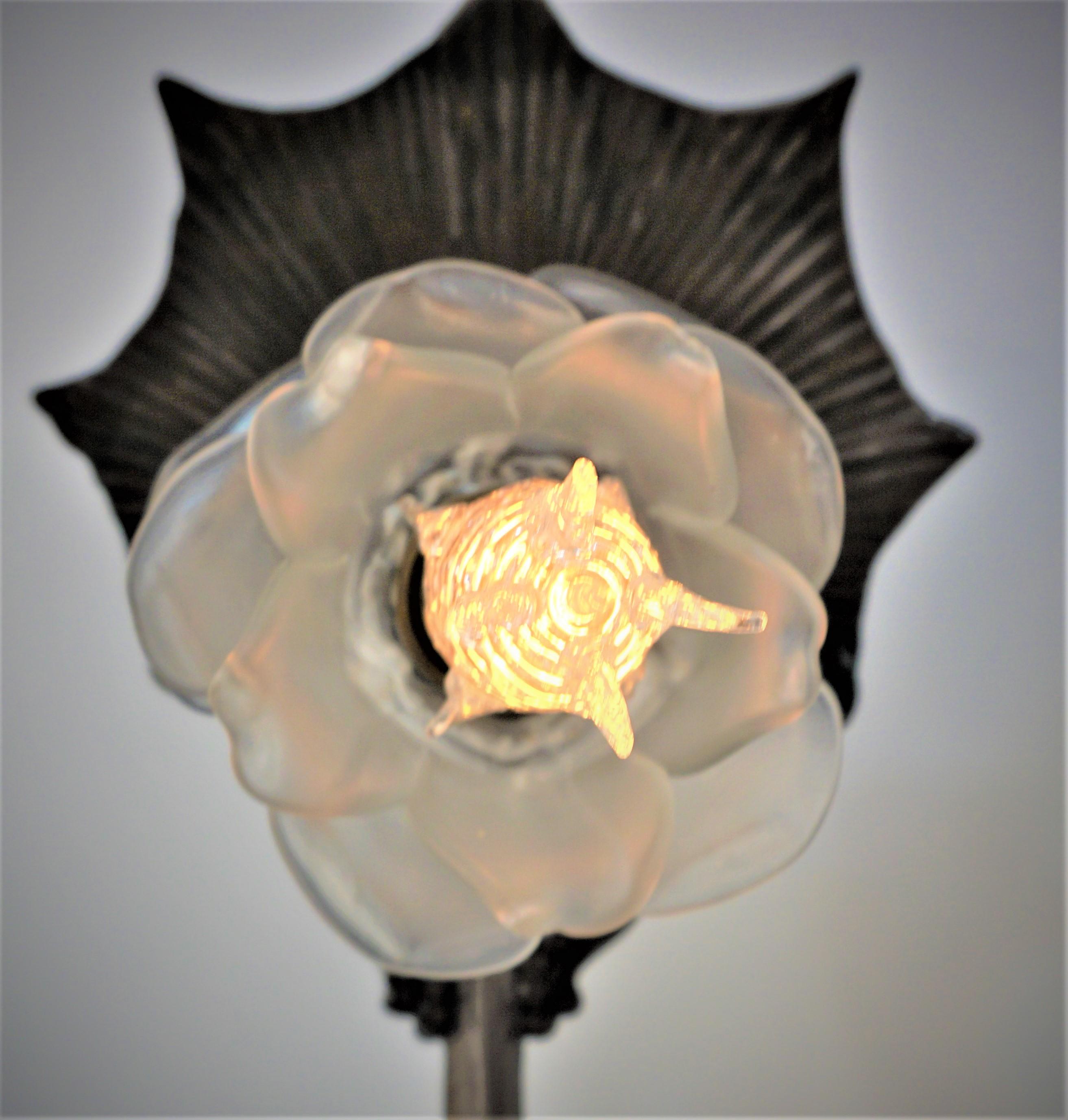 Lampe de table art nouveau en bronze brun foncé/noir en forme de flore avec abat-jour en verre soufflé rose clair givré.
 