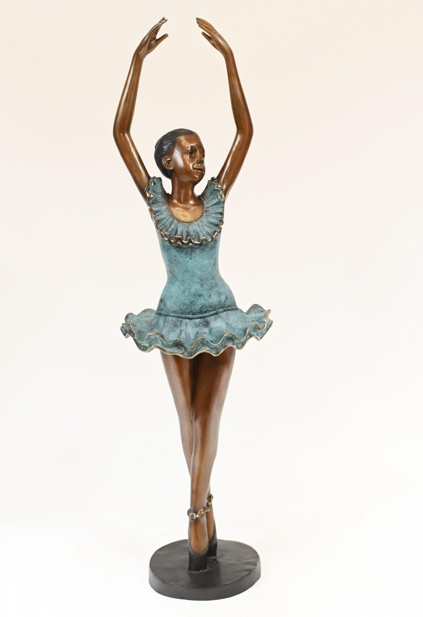 Niedliche Bronzestatue einer jungen Ballerina im Pirouettenmodus
Ein so fröhliches Stück, das jedes Interieur aufpeppt
Gekauft bei einem Händler am Marche Biron auf dem Pariser Antiquitätenmarkt
Einige unserer Artikel sind in der Lagerung, so
