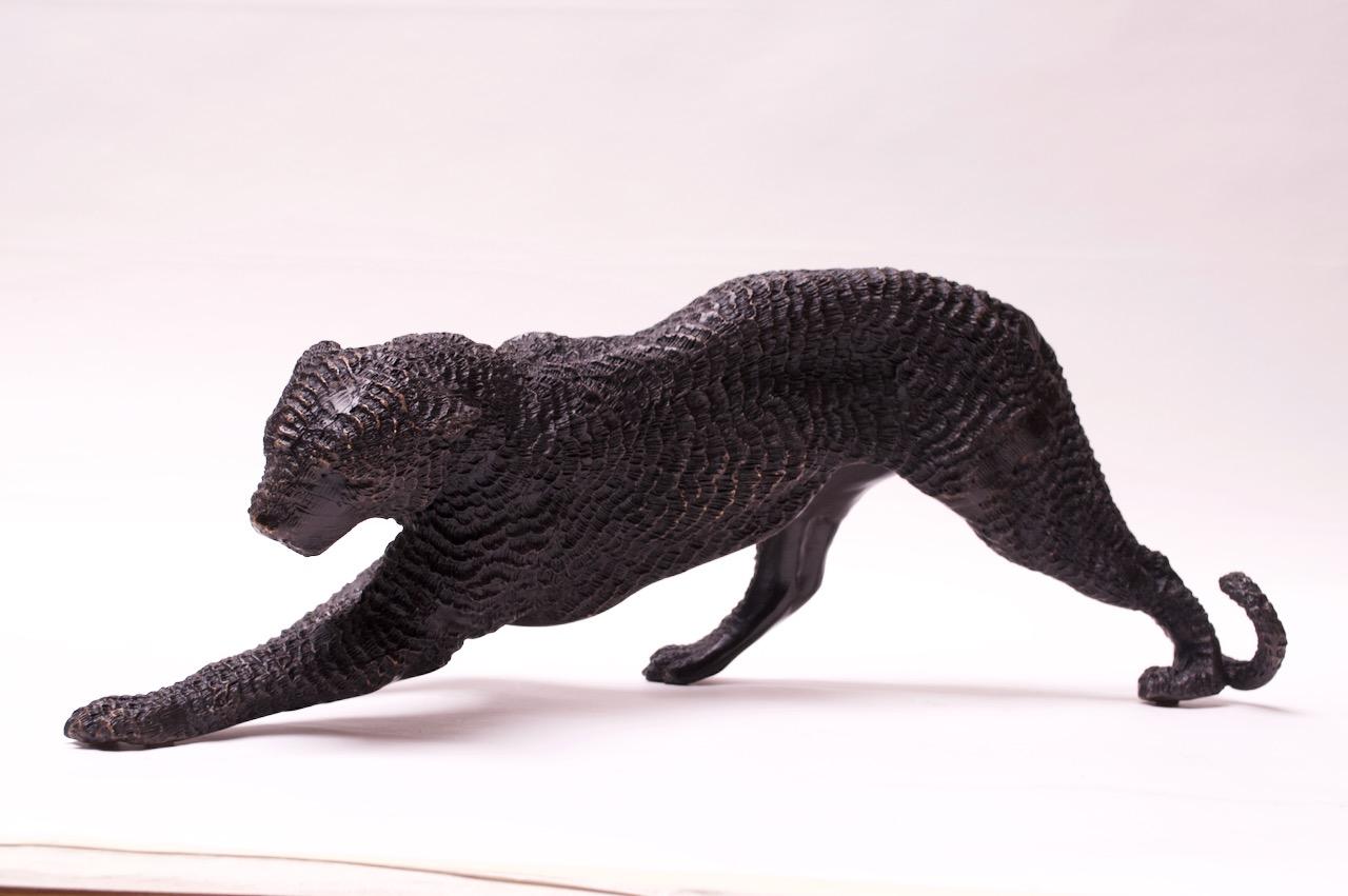Elegante schwarze Panther-Skulptur aus Bronze im Art-déco-Stil (ca. 1940, Frankreich). 
Natürliche, dunkle Patina. Beeindruckendes, hochkarätiges Kunstobjekt mit faszinierenden Strukturelementen. 
Maße: H 8,75