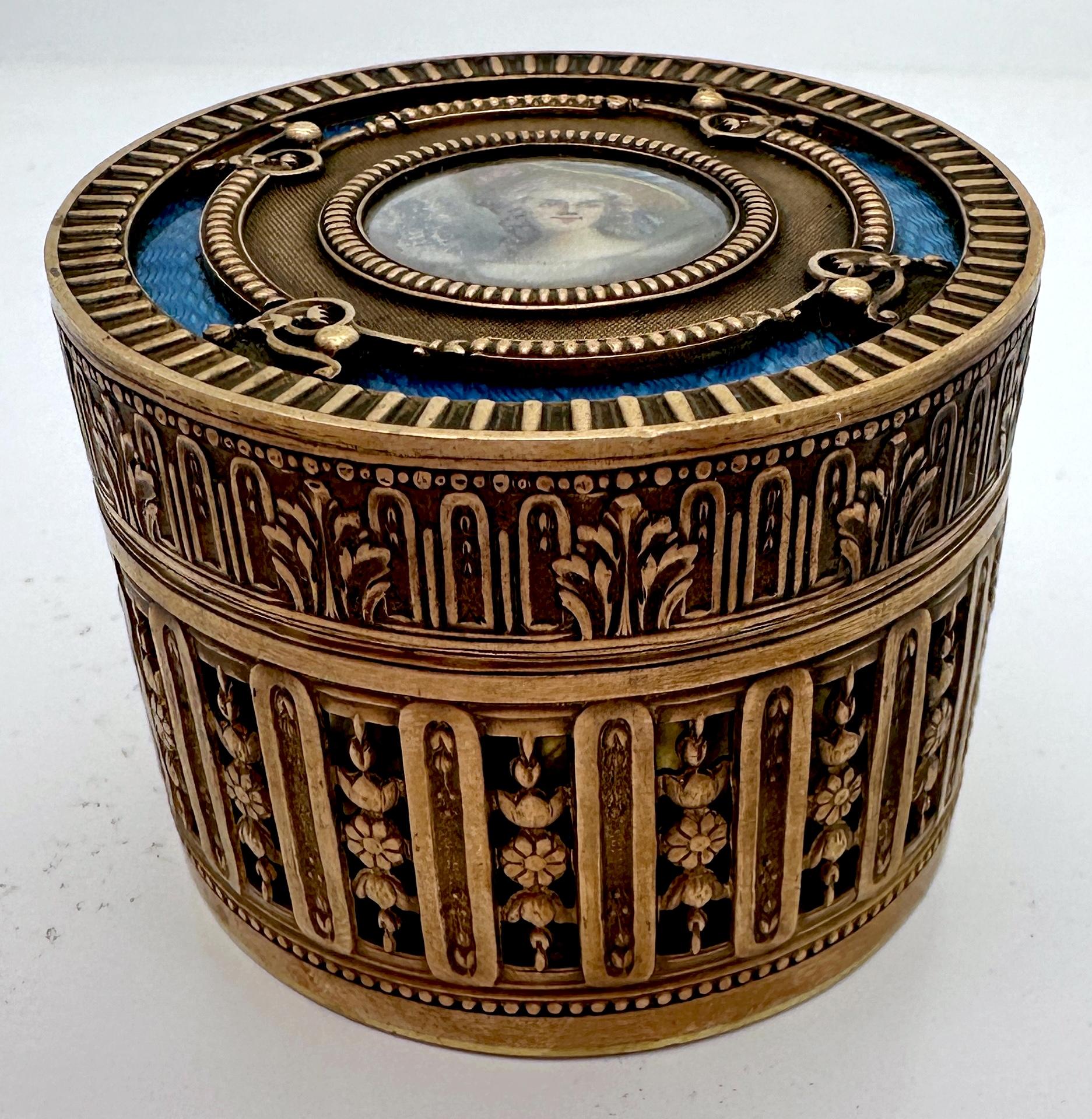 Französische Bronze & blaue Guilloche-Emaille-Porträtbox - gestempelt 'Frankreich'.

Diese runde Dose mit Deckel ist ein schönes Beispiel französischer Handwerkskunst und verbindet elegantes Design mit historischem Charme. Der zylindrische Korpus