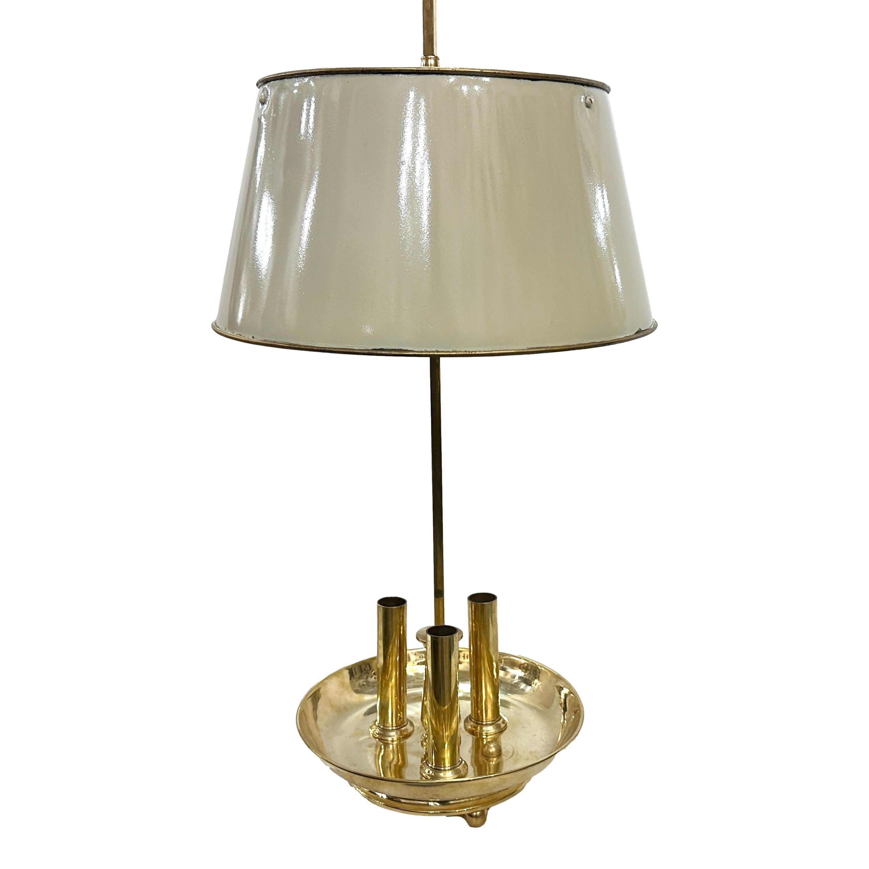 Lampe de bureau à bouillotte en bronze poli avec abat-jour peint, datant des années 50

Mesures : 
Hauteur : 36
Diamètre au plus large (ombre) 14,5