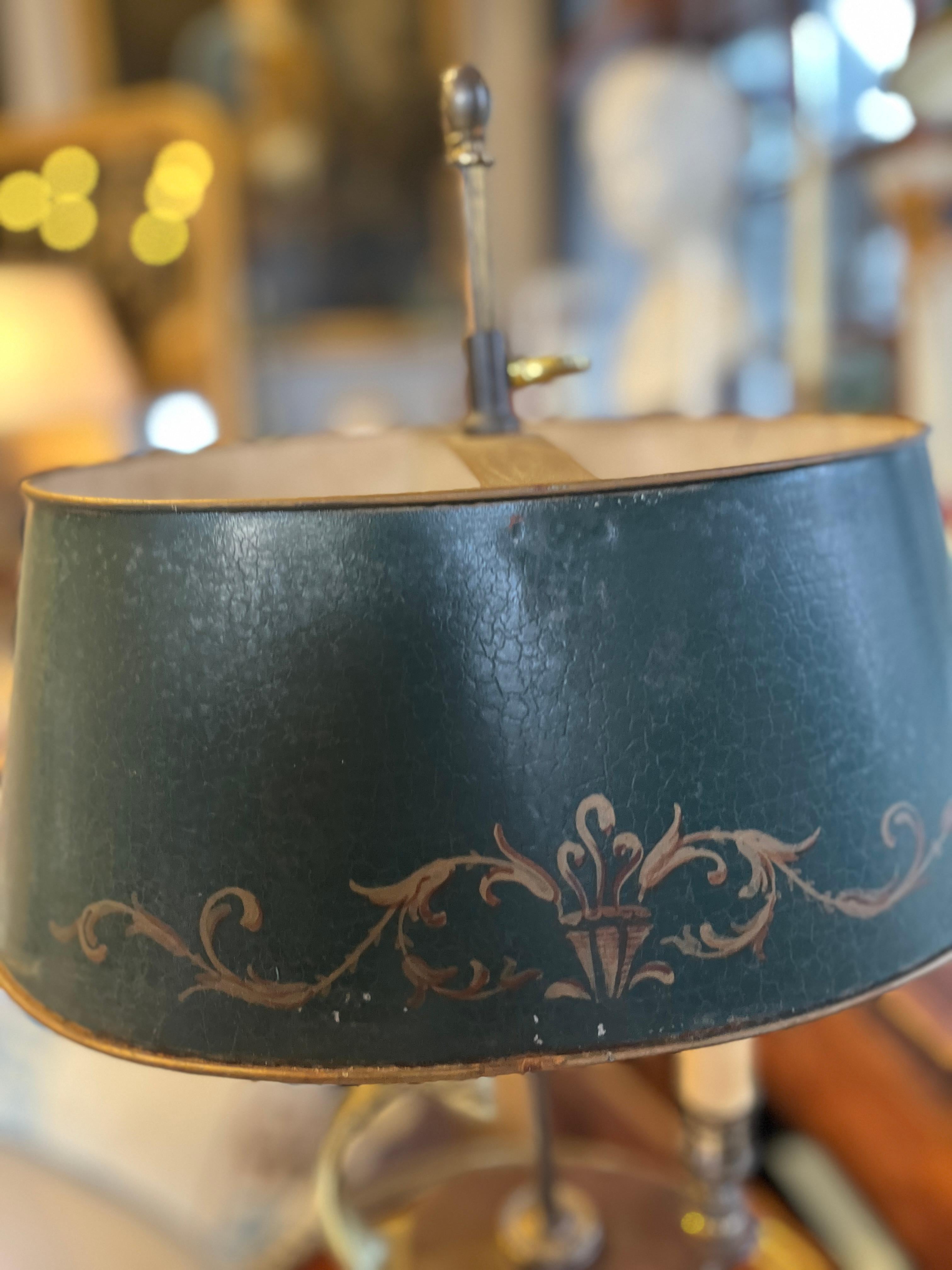 Français Lampe bouillotte française en bronze avec motif d'aigle. Abat-jour en métal Tole en vente
