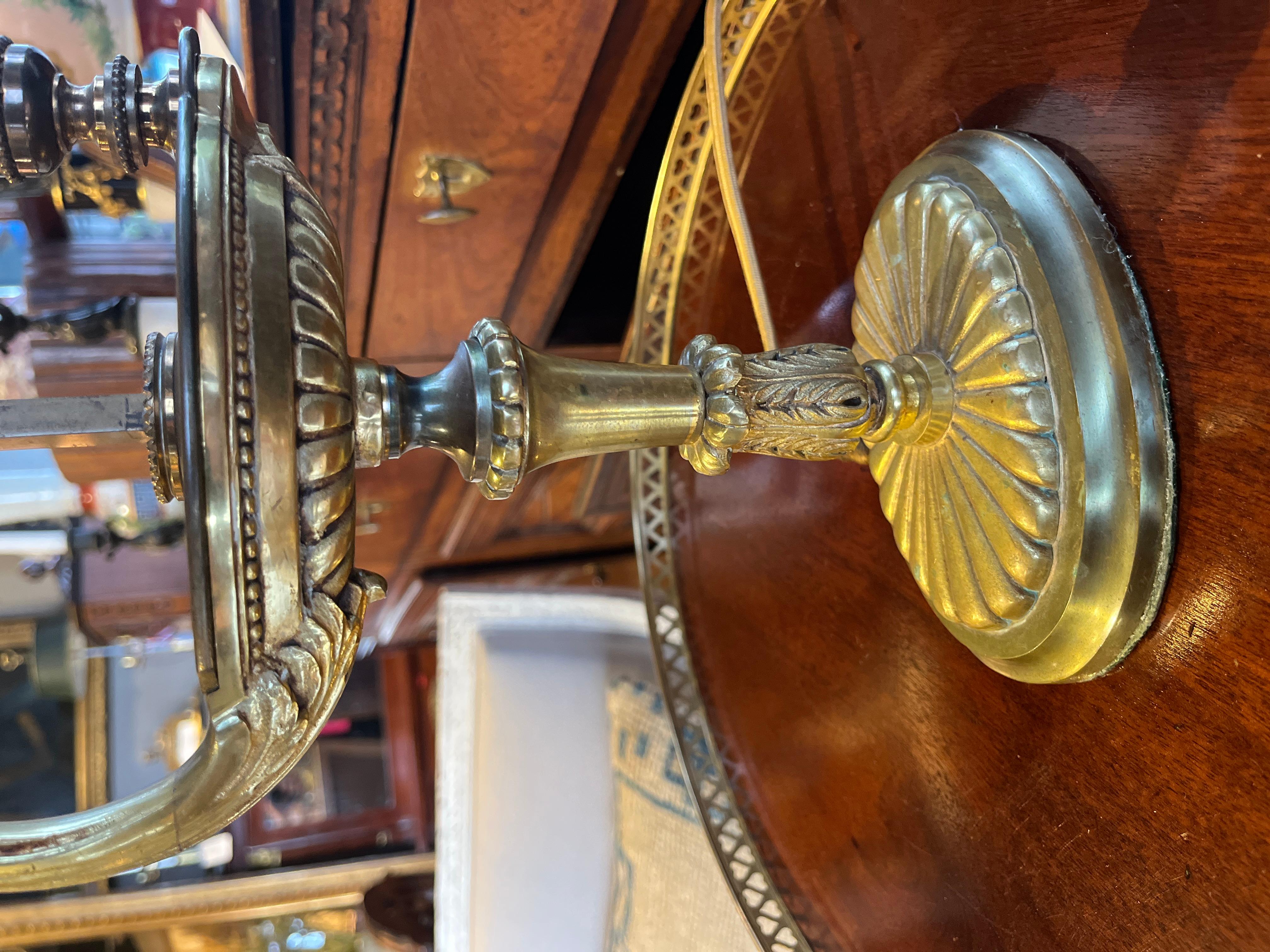 Lampe bouillotte française en bronze avec motif d'aigle. Abat-jour en métal Tole Bon état - En vente à Scottsdale, AZ