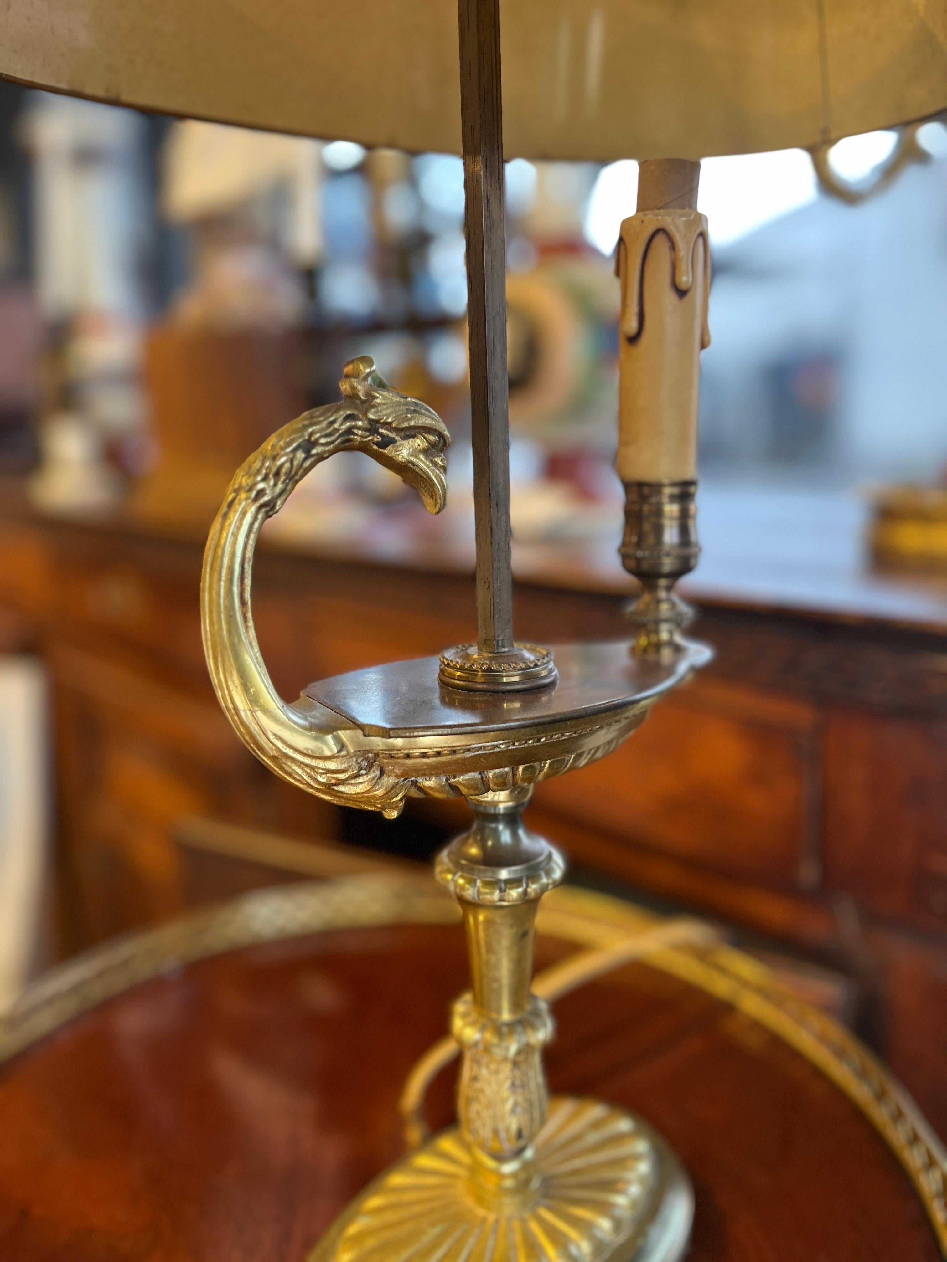 20ième siècle Lampe bouillotte française en bronze avec motif d'aigle. Abat-jour en métal Tole en vente