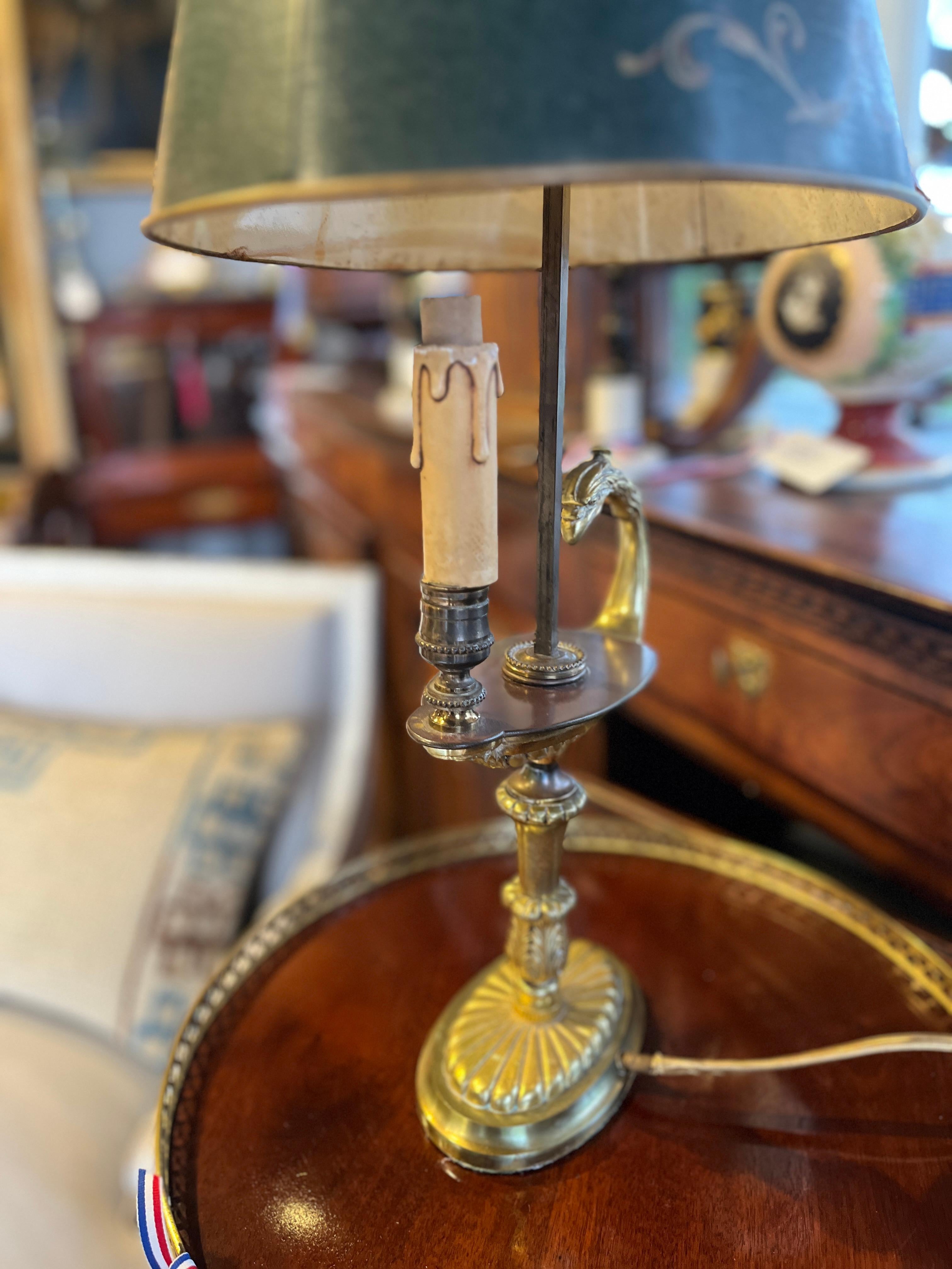 Métal Lampe bouillotte française en bronze avec motif d'aigle. Abat-jour en métal Tole en vente