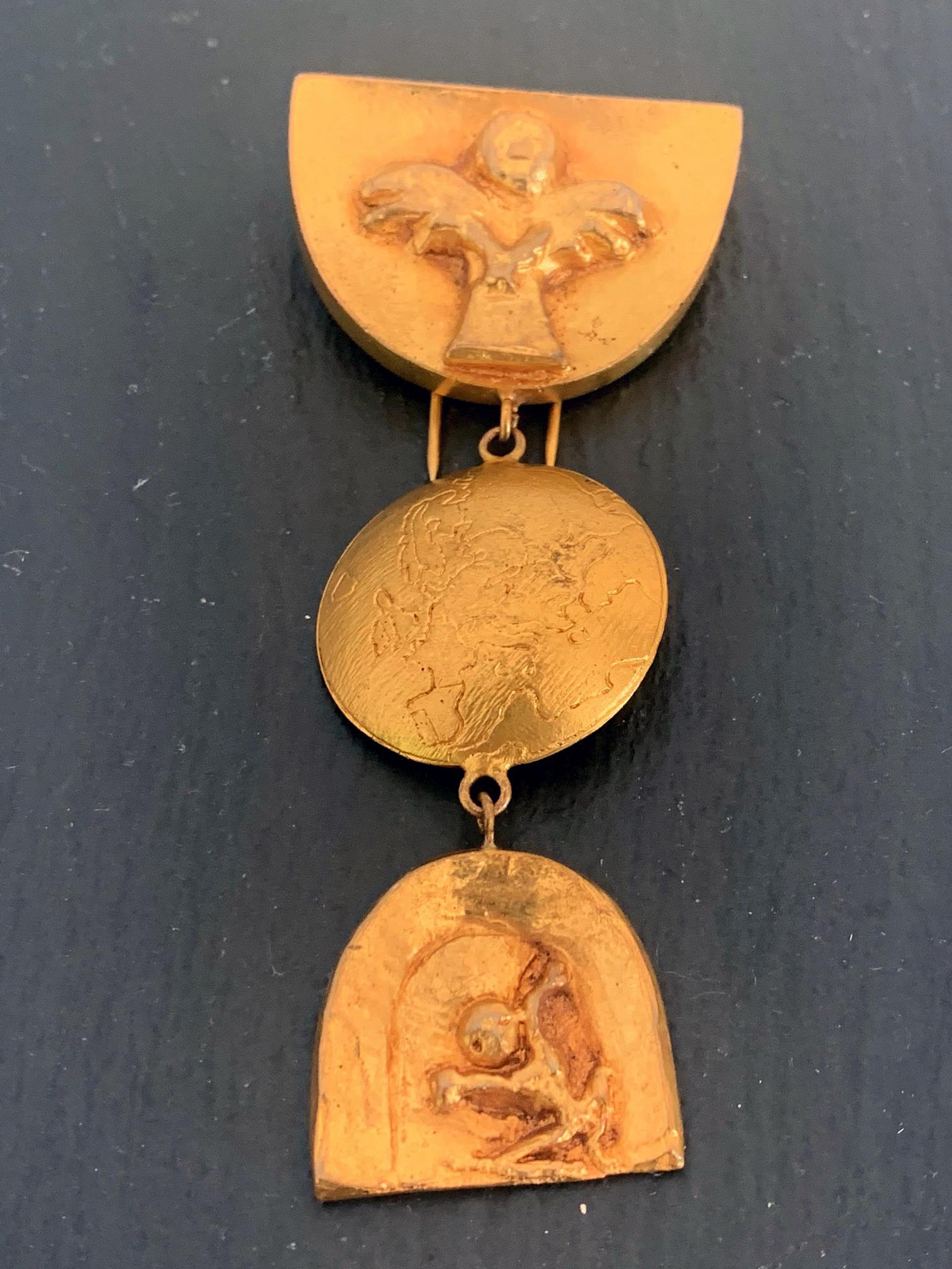 A hanging articulate three-piece gilt bronze brooch 