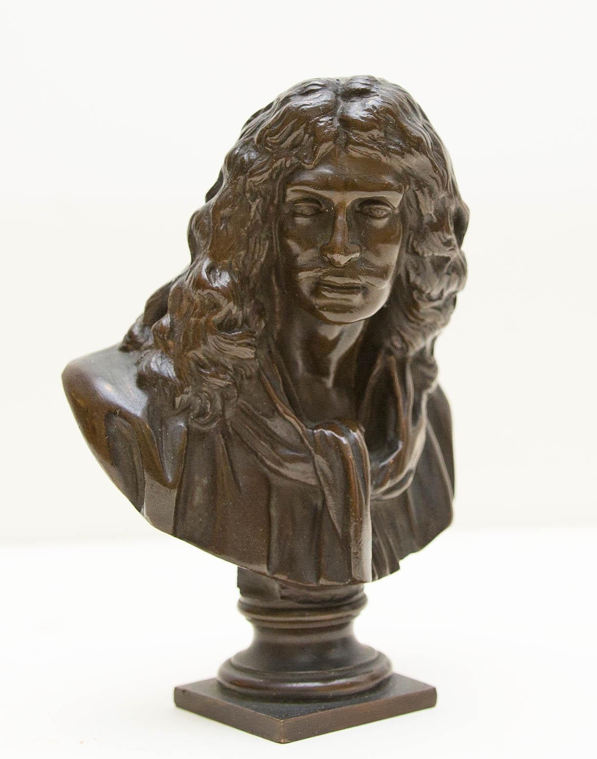 Buste en bronze ancien du dramaturge Molière du 17ème siècle. F. Fonderie Barbedienne. 
Jean-Baptiste Poquelin, connu sous son nom de scène Molière (/m?l'j??r, mo?l-/ ;[1] français : [m ?.lj ???]; 15 janvier 1622 - 17 février 1673), était un